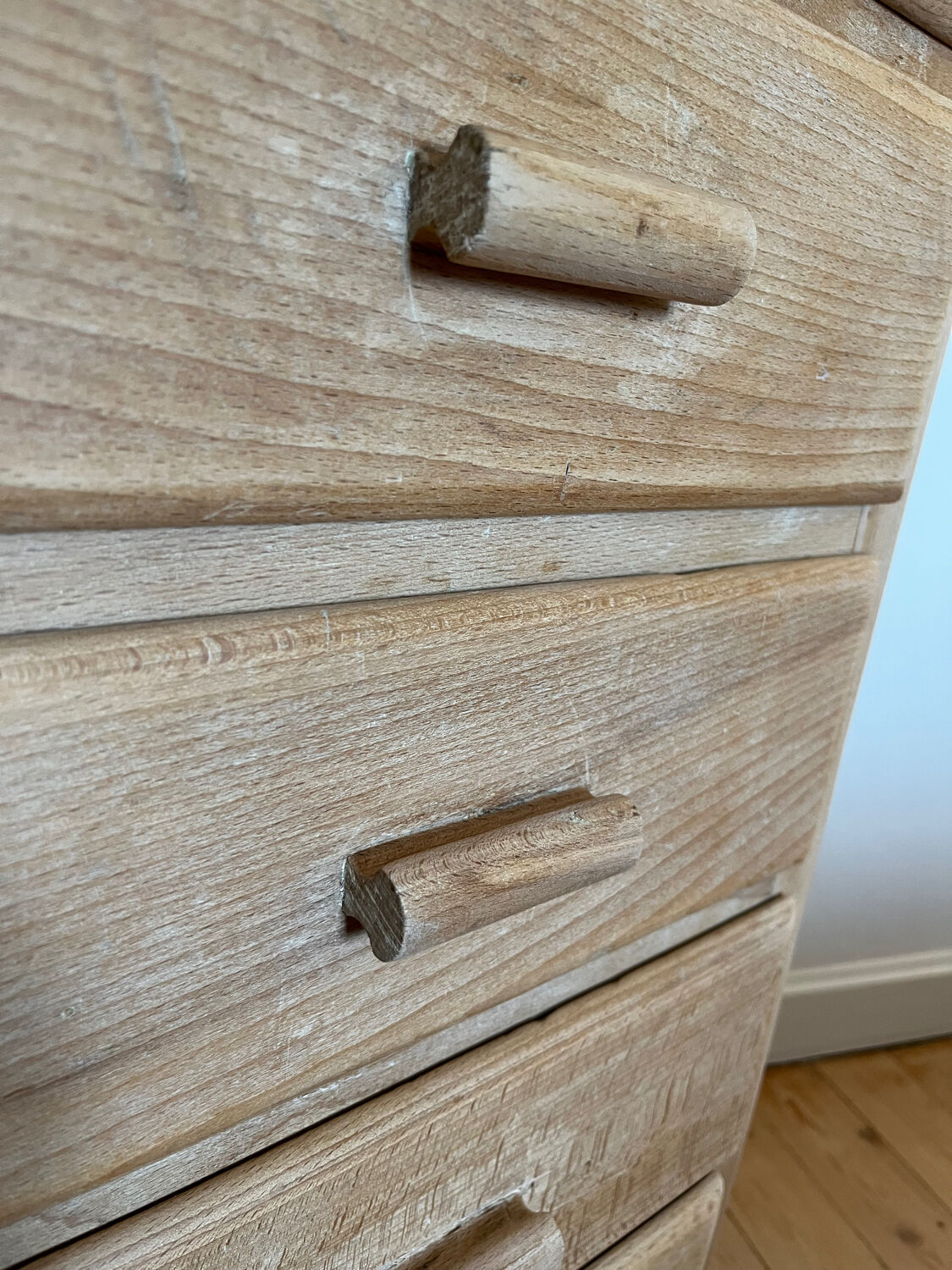 Vintage 5-drawer chest of drawers in waxed solid pine.