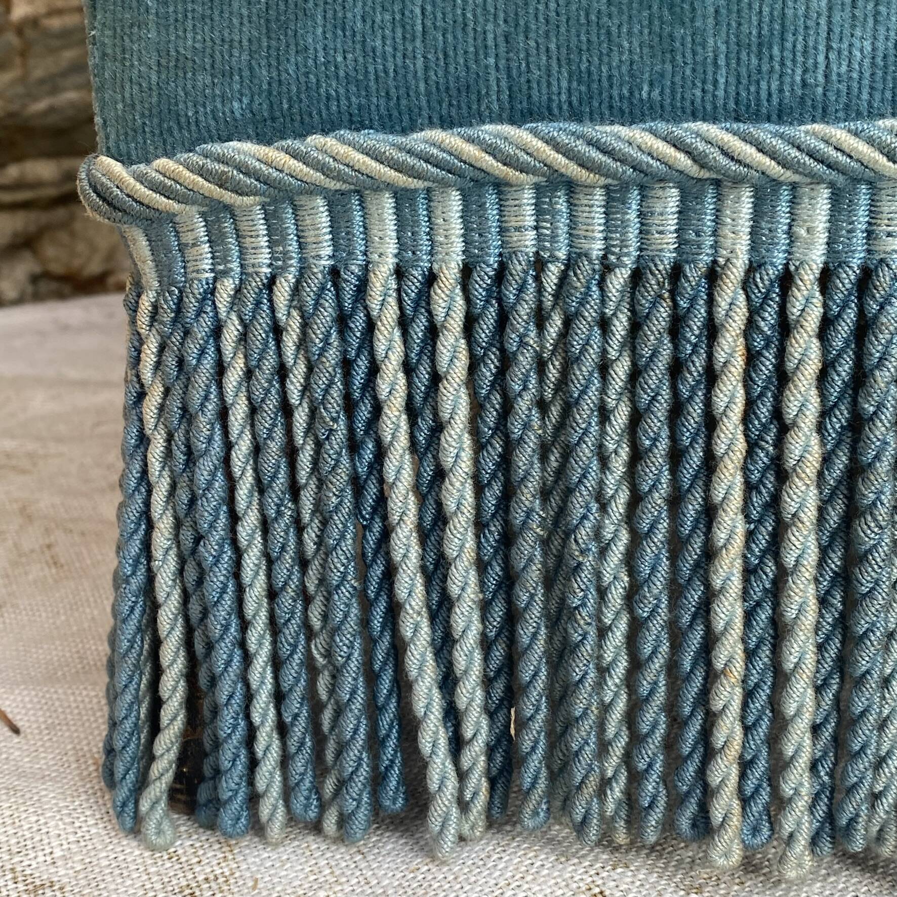Fauteuil crapaud bas ancien en velours bleu