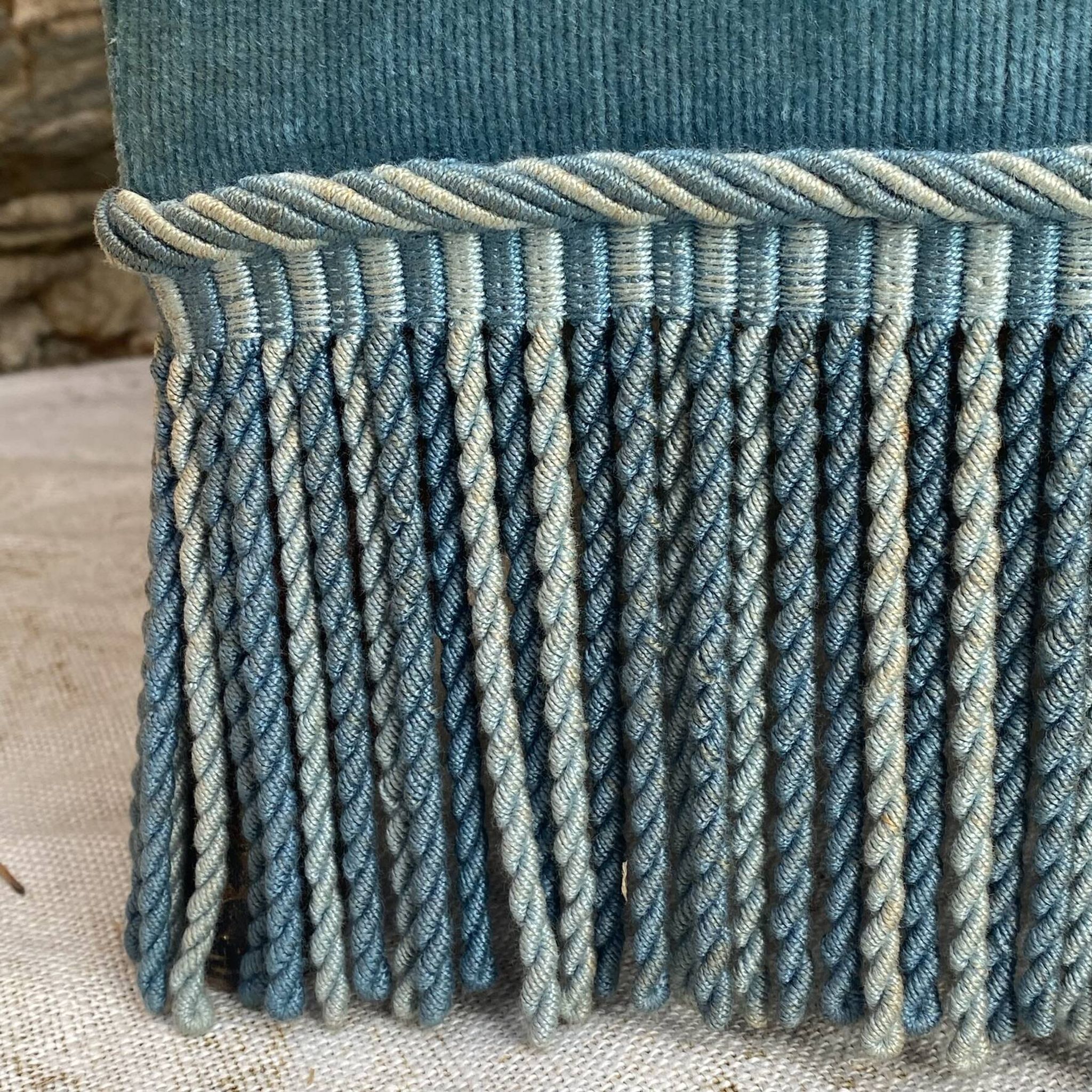Fauteuil crapaud bas ancien en velours bleu