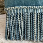 Fauteuil crapaud bas ancien en velours bleu