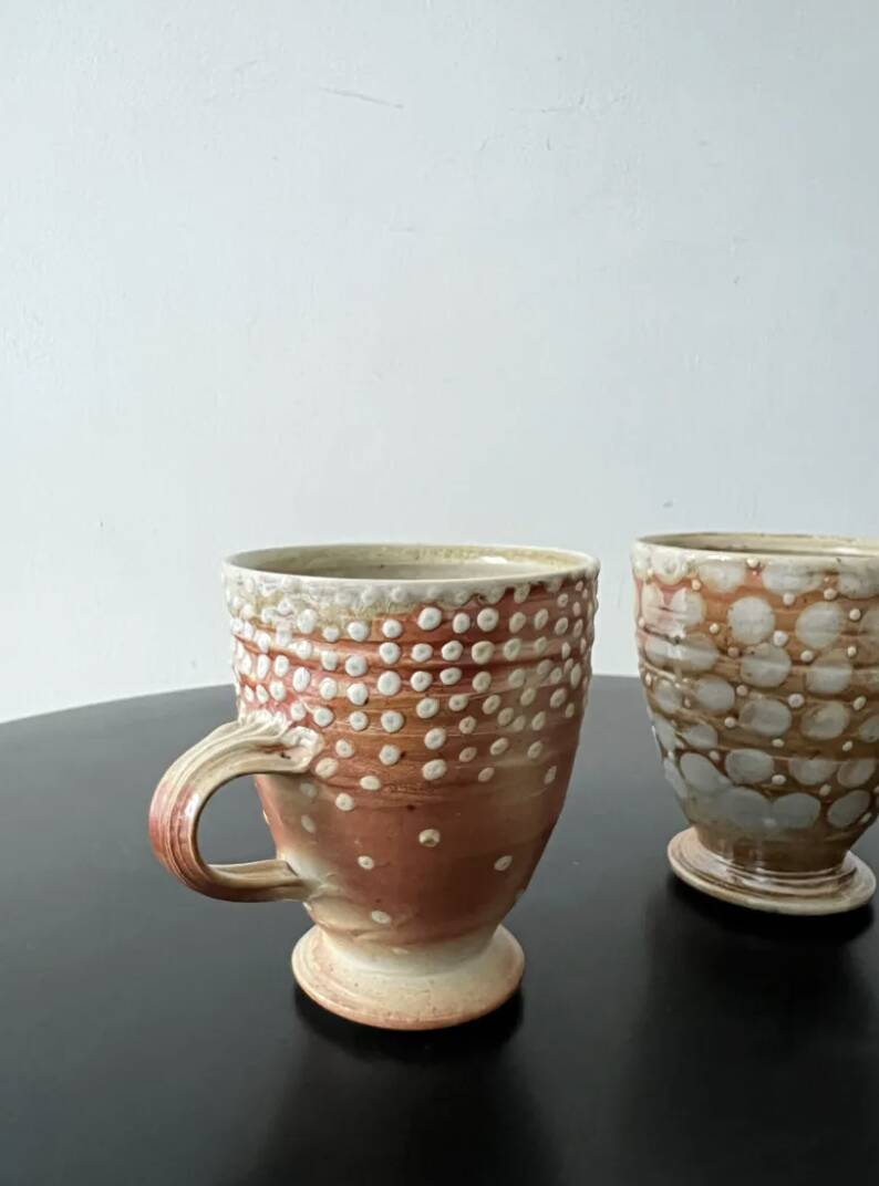 Set of 2 enamelled stoneware mugs with stylised polka dots.