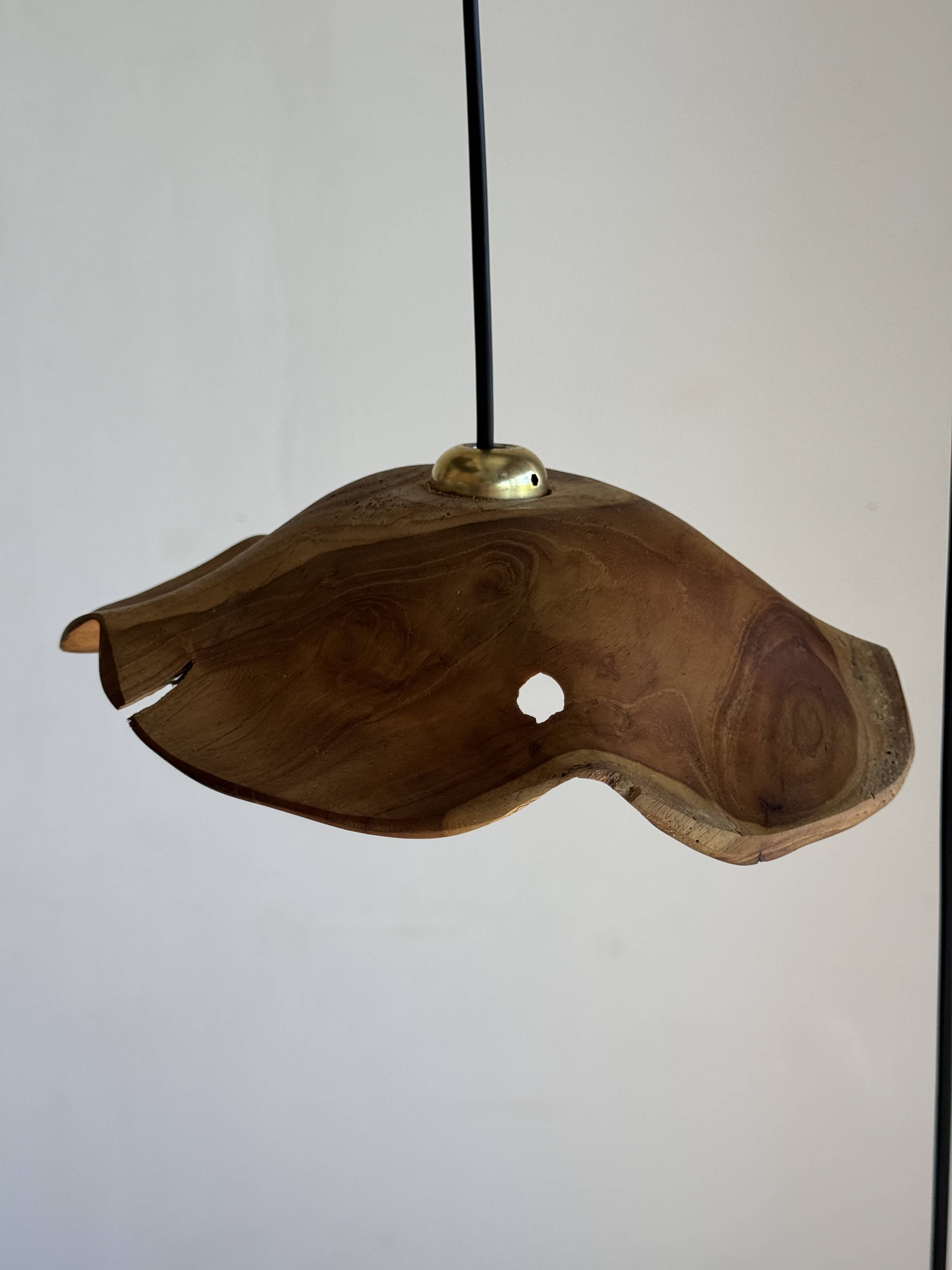 Small wavy flat leaf pendant in teak D:30