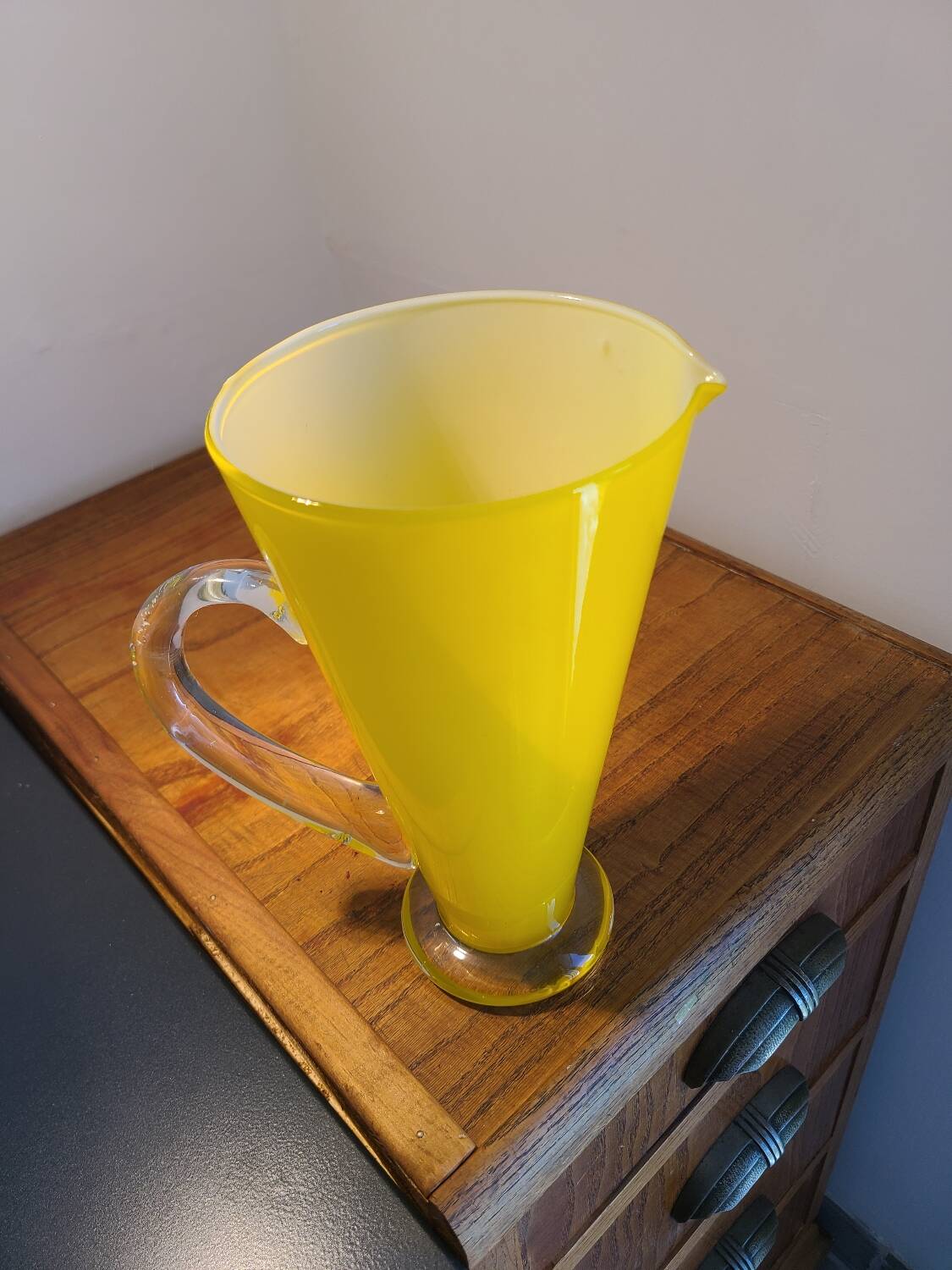 Pichet, vase artisanal en verre jaune
