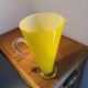 Pichet, vase artisanal en verre jaune