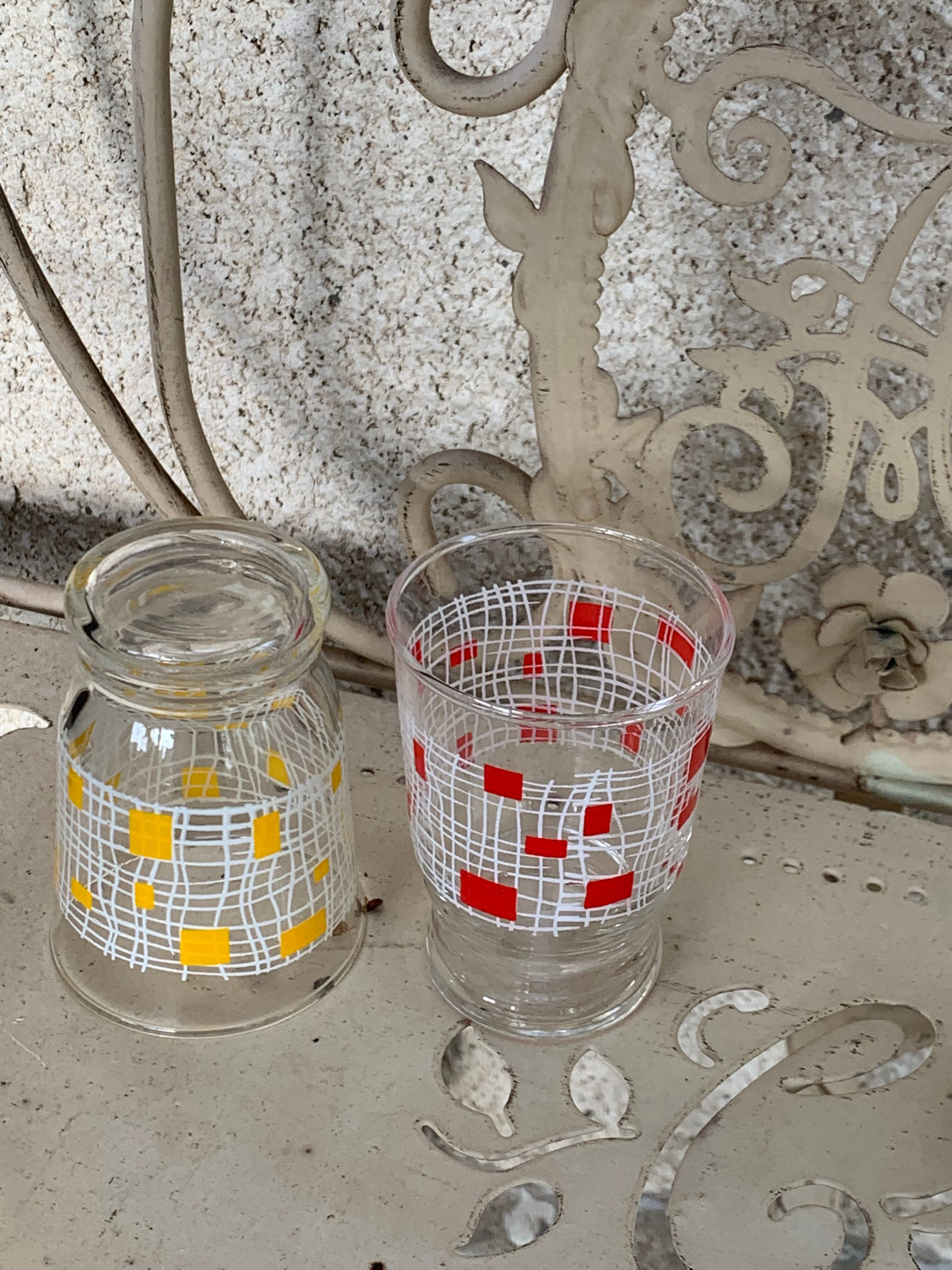 Carafe and 4 glasses with design and vintage patterns 1950/60