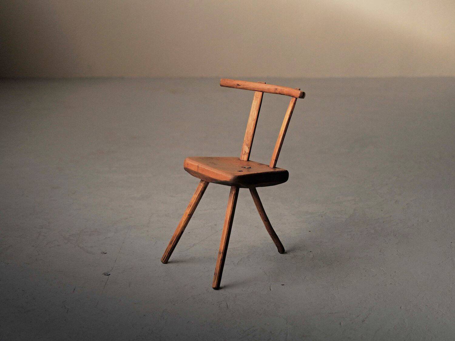 Small alpine chair in solid pine, folk art, early 20th century.
