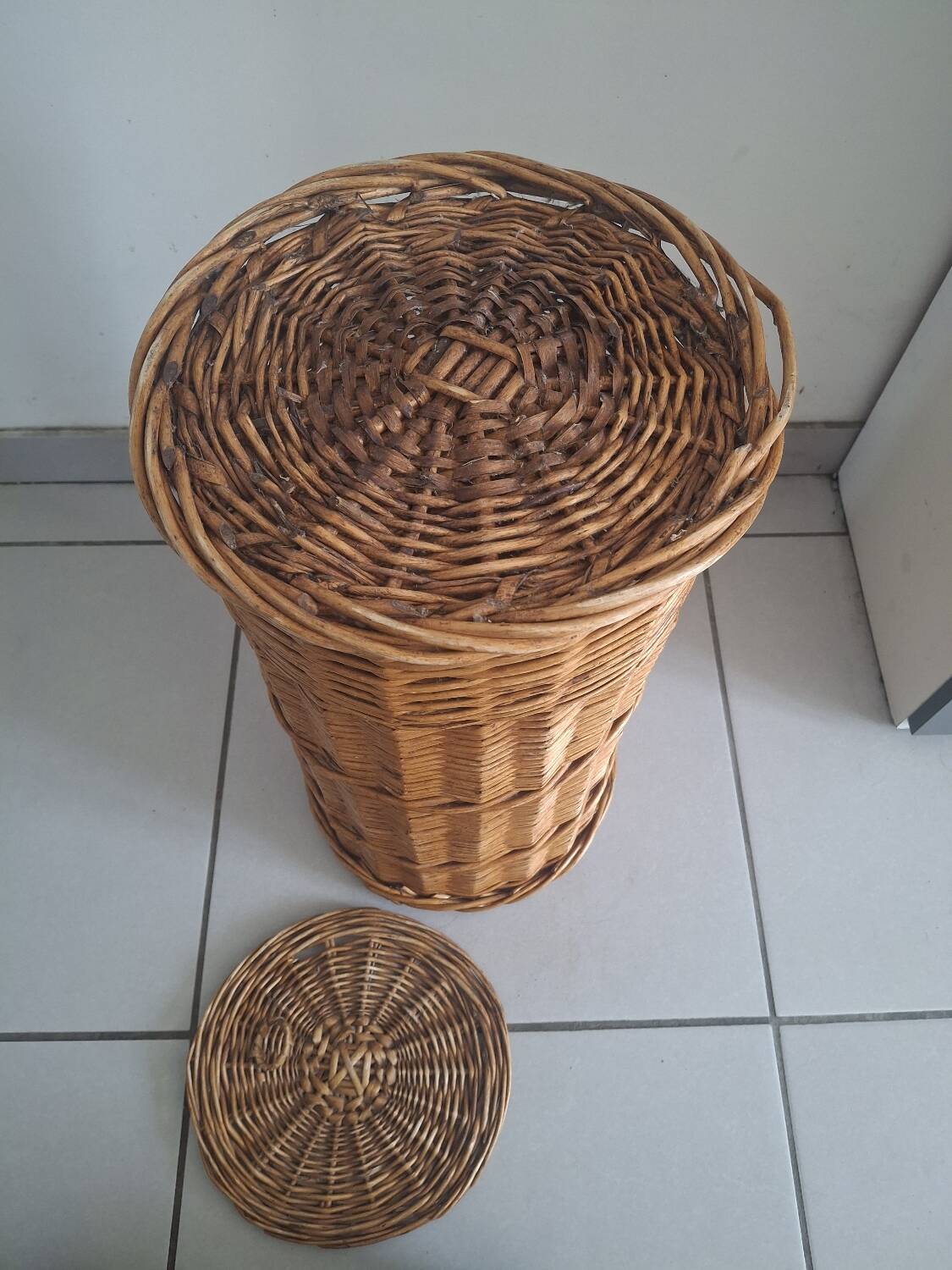 Large woven wicker basket with lid – vintage spirit