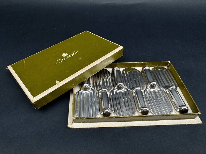 Christofle – Suite de 6 porte-couteaux en métal argenté, modèle Ondulations, avec coffret