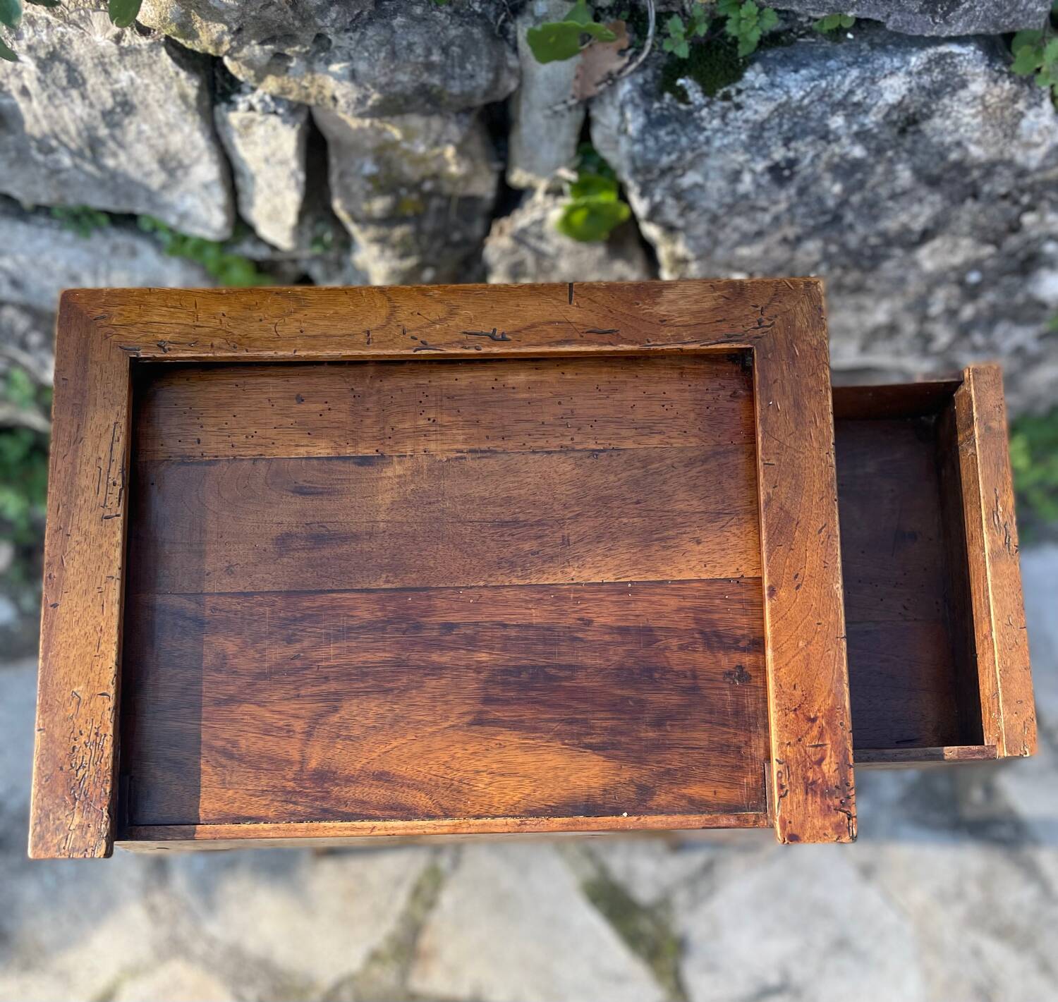 Small Louis XV period writing table in Walnut. 18th Century Period
