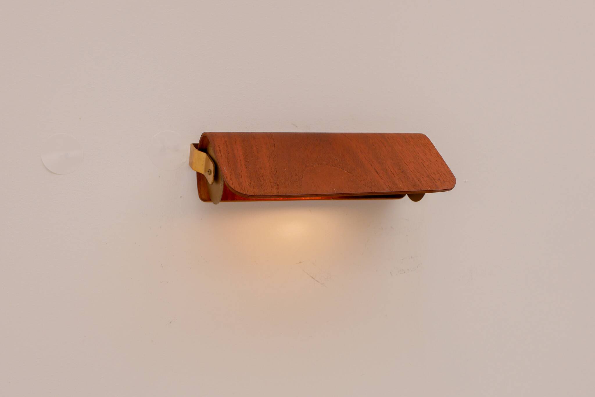 Applique en teck vintage. Design scandinave classique du milieu du siècle moderne.