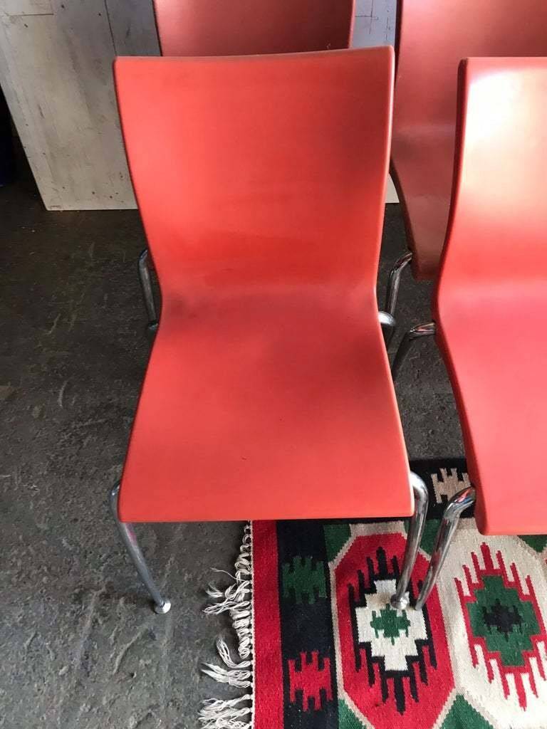 Lot de 8 chaises vintage rouges en terre cuite avec piétement chromé métallique – Martin Ballendat