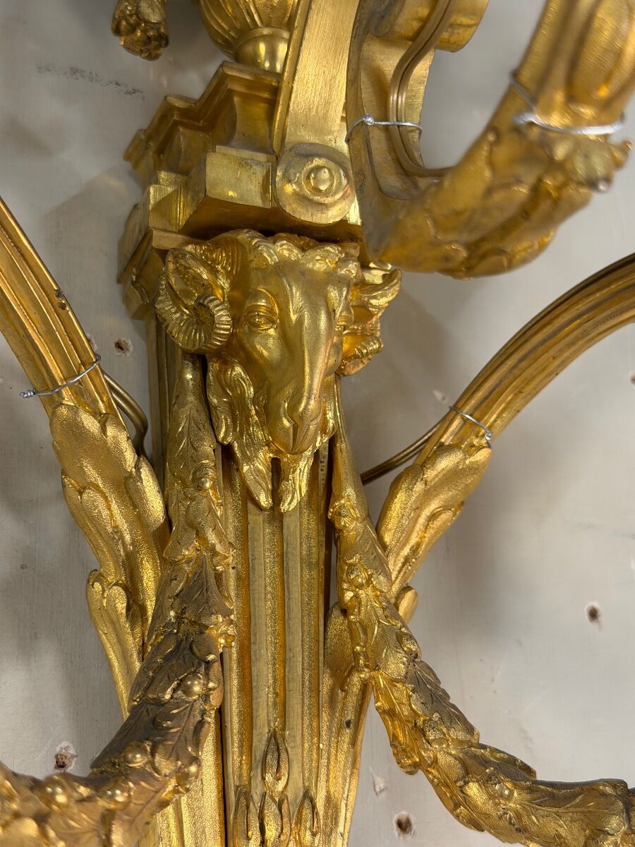 Paire d’appliques en bronze doré de style Louis XVI vers 1880