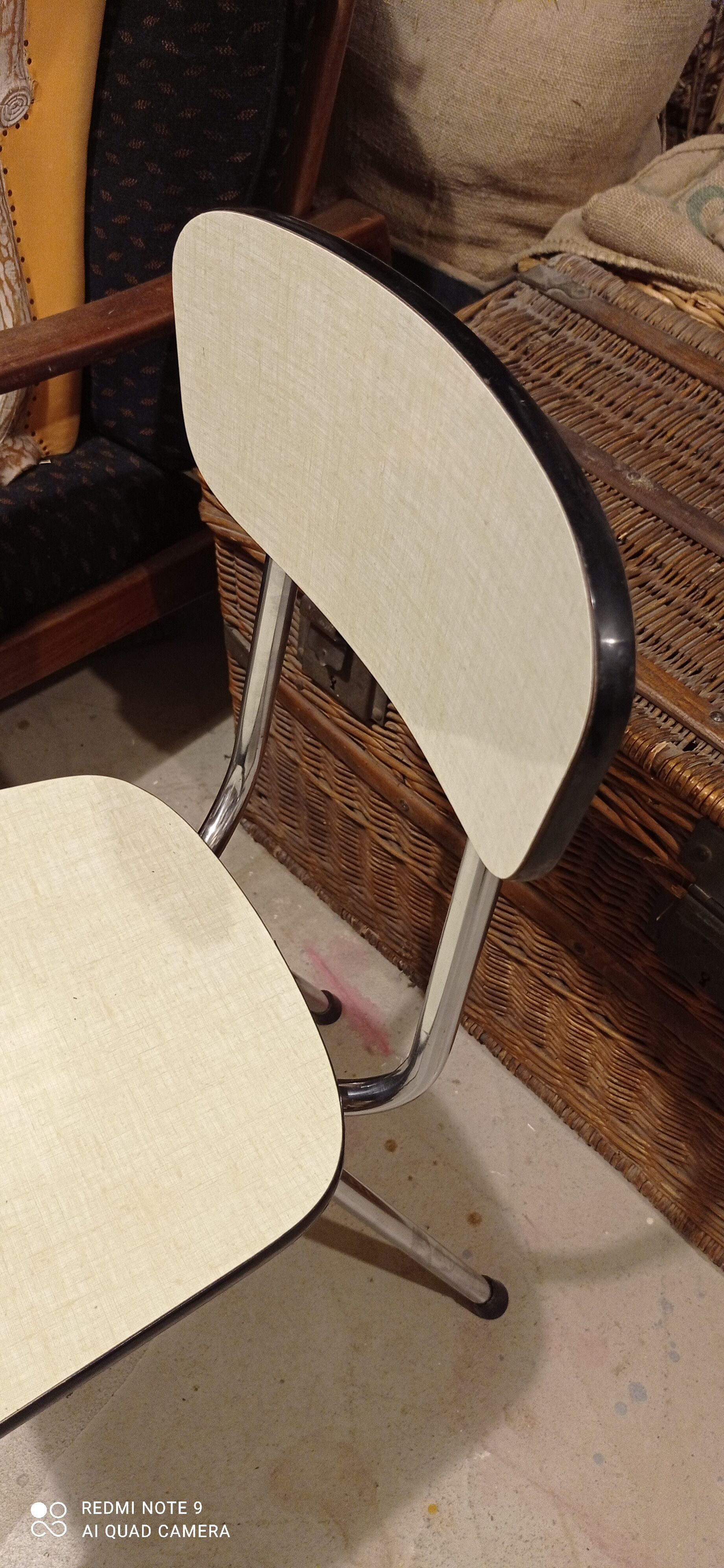 Chaises vert d'eau formica dépareillées