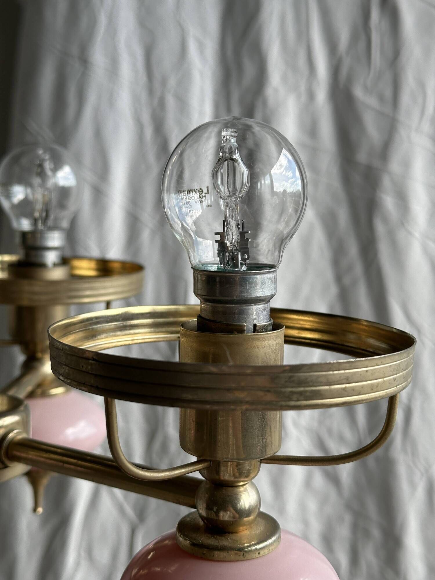 Petit lustre rose et doré à 3 bras de lumières