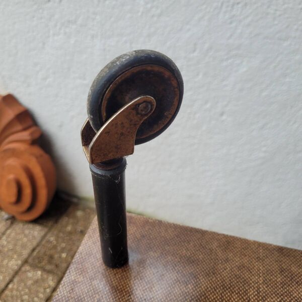 Desserte  roulante en formica – structure tubulaire noire, année 60