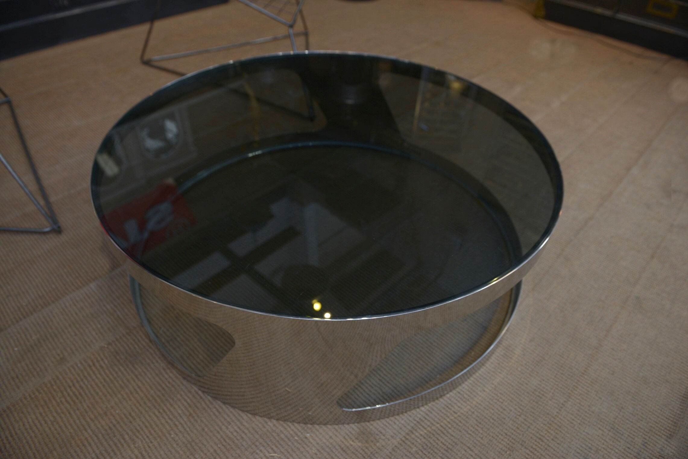 Table basse design en métal chromé et verre fumé 1970