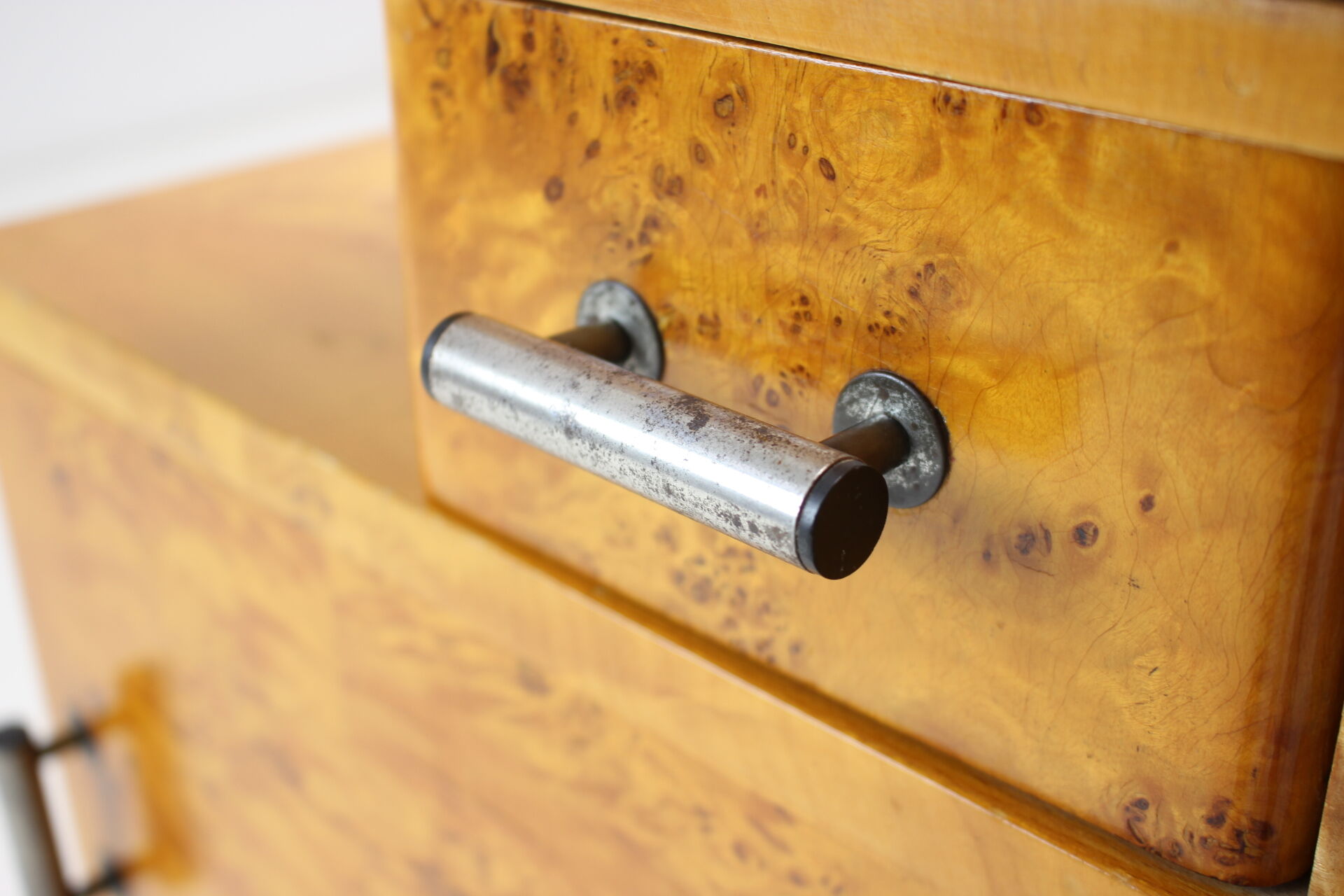 Ensemble de deux tables de chevet conçues par Jindřich Halabala pour UP závody, années 1950.