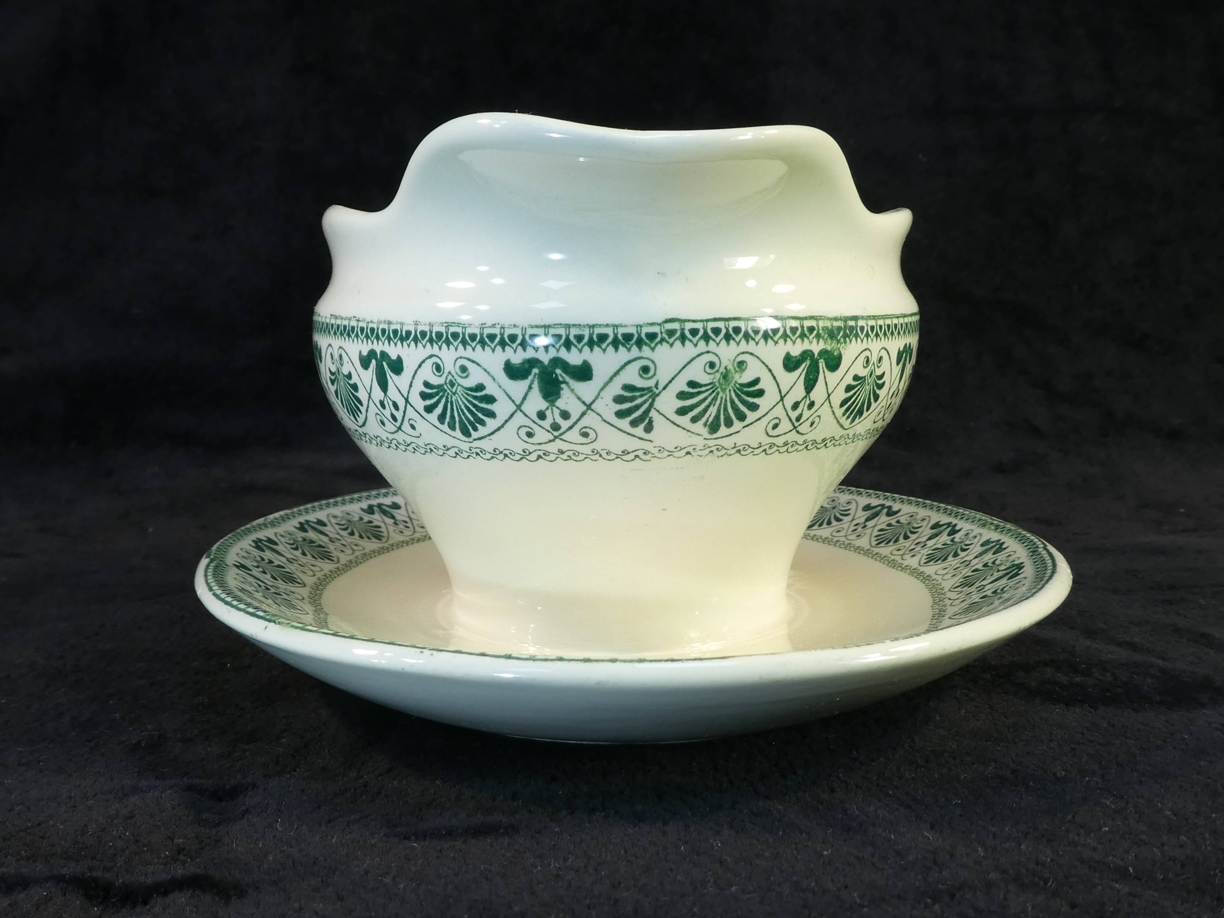 Sauciere en faience boch freres la louviere décor palmette