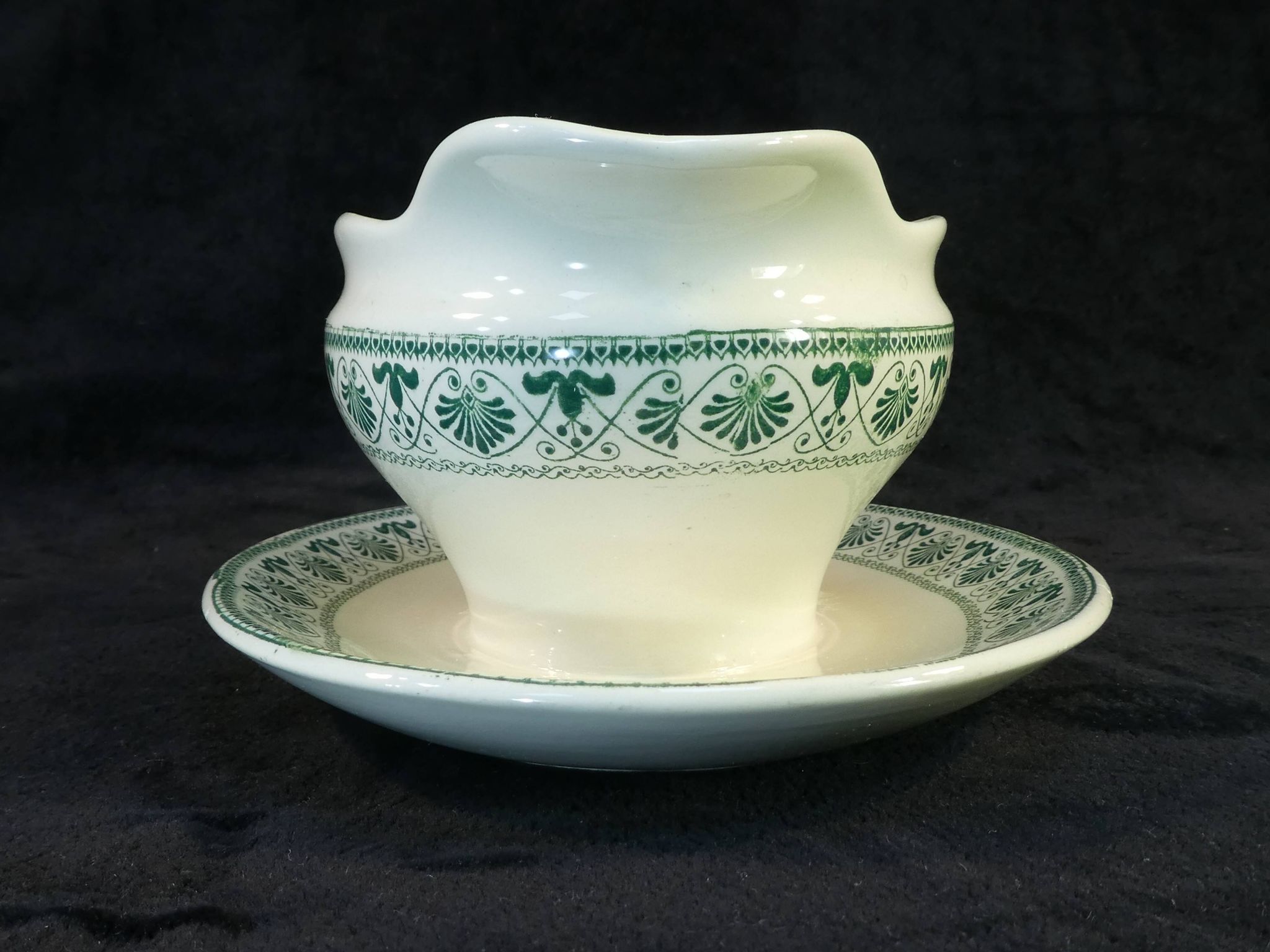 Sauciere en faience Boch freres la louviere décor palmette