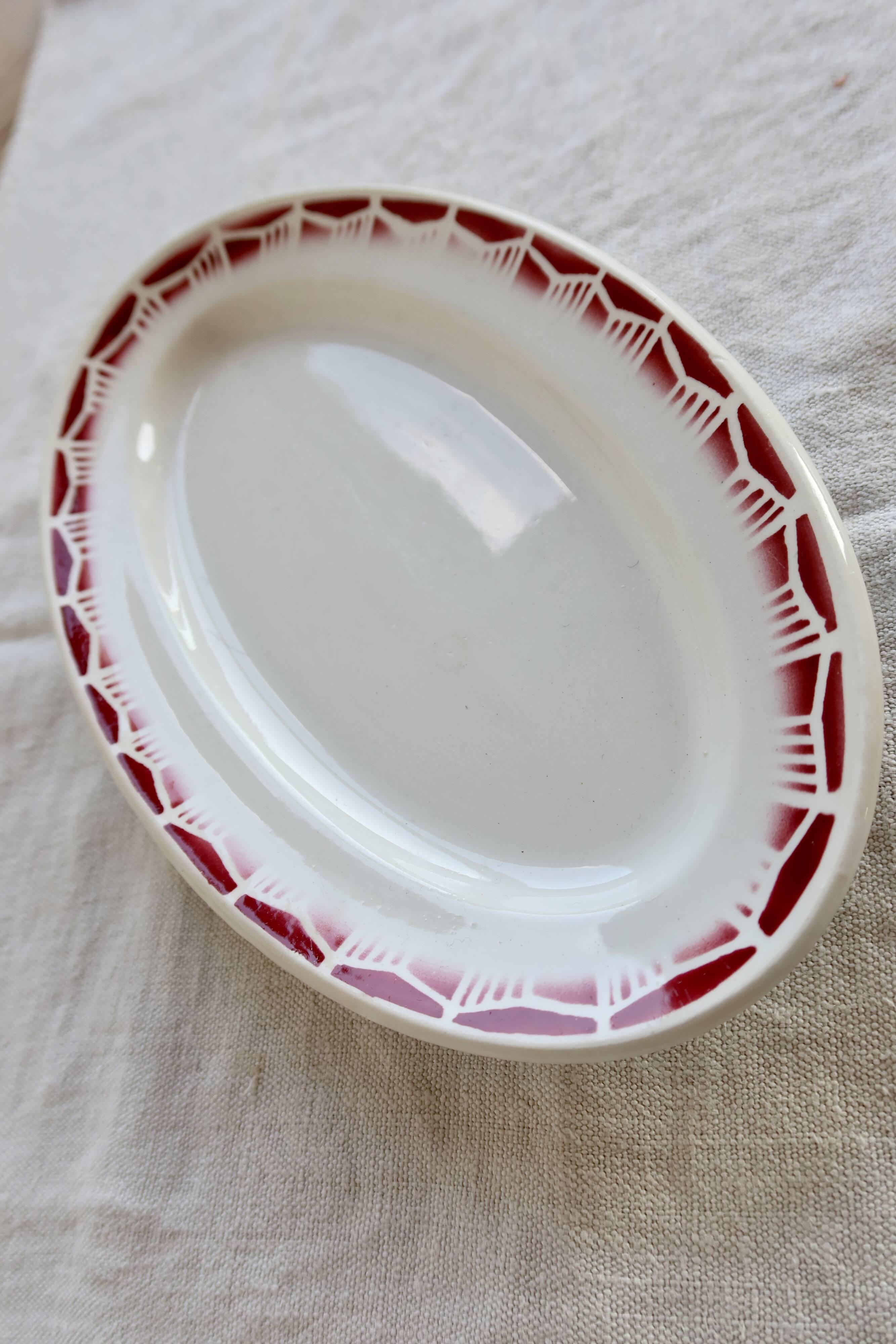 Old Ravier Céranord model Monty – Earthenware with geometric burgundy decoration