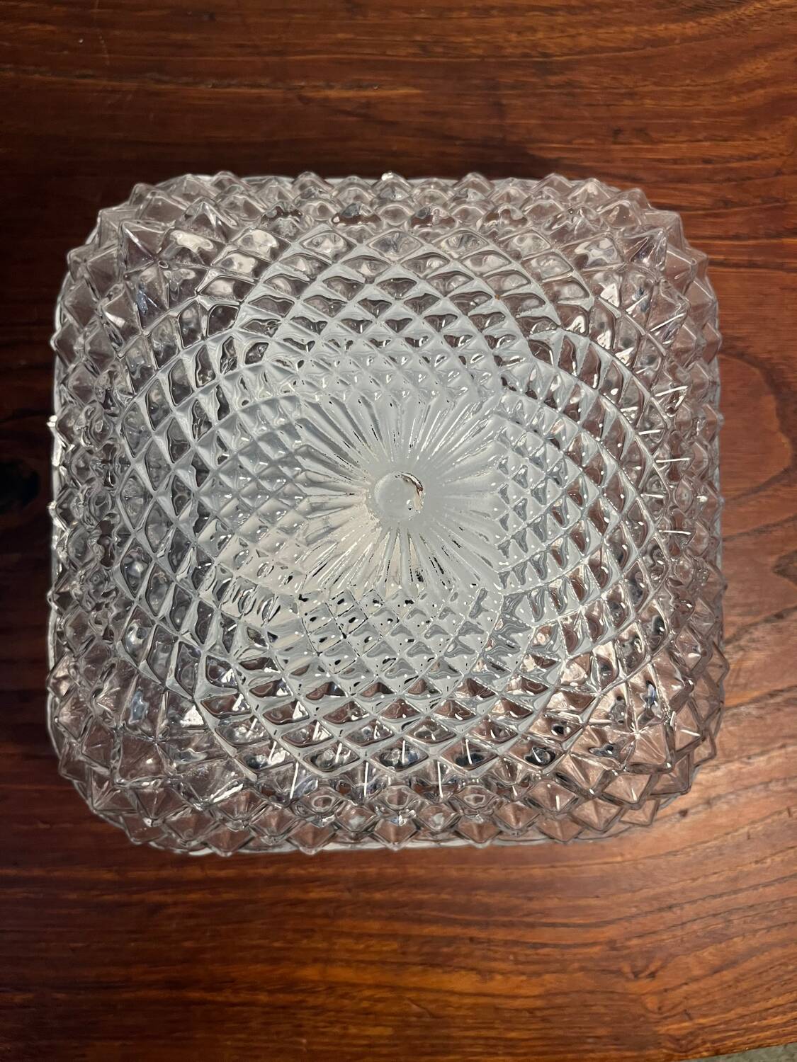 Plafonnier année 1970 en verre strié ciselé