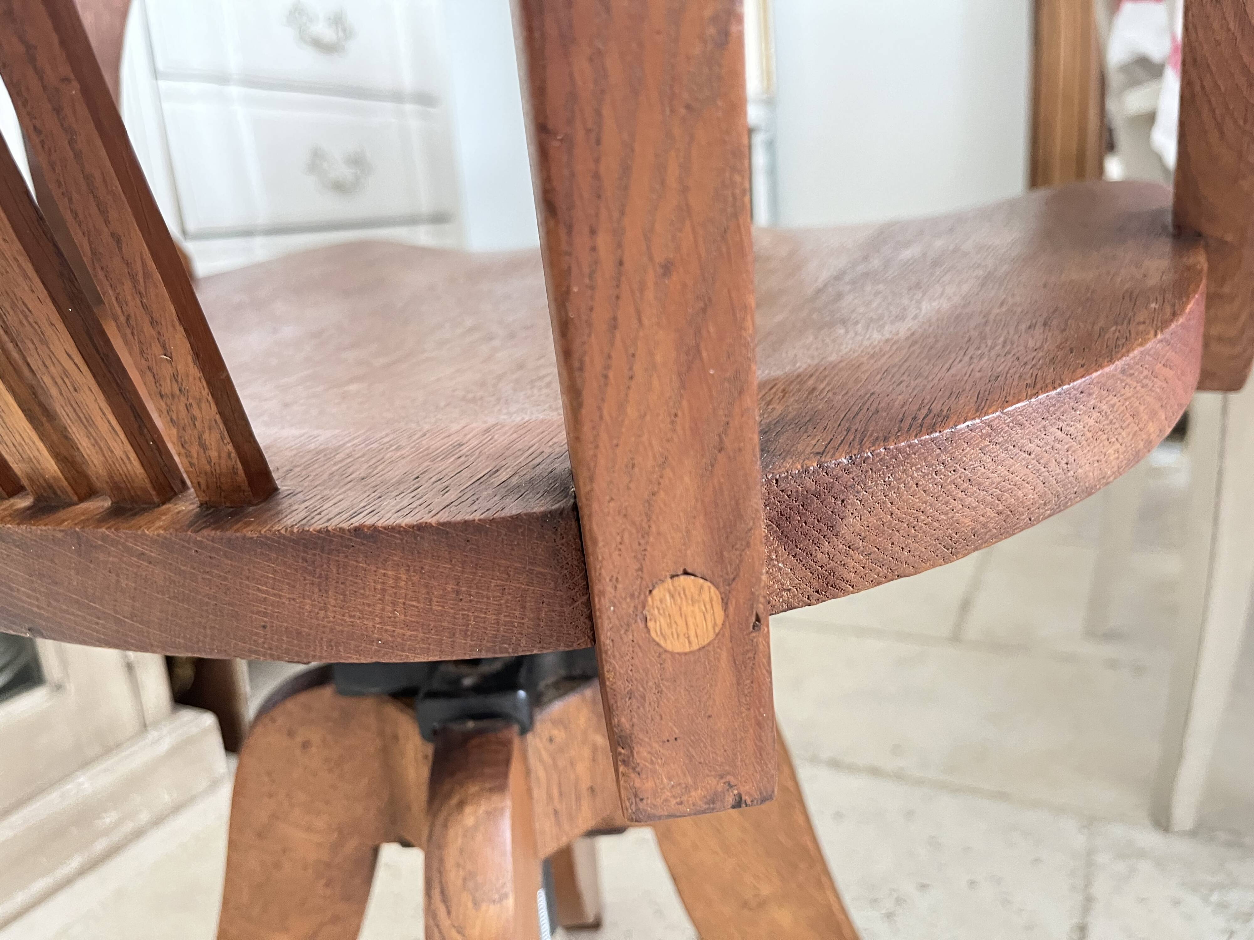 Fauteuil pivotant américain en chêne