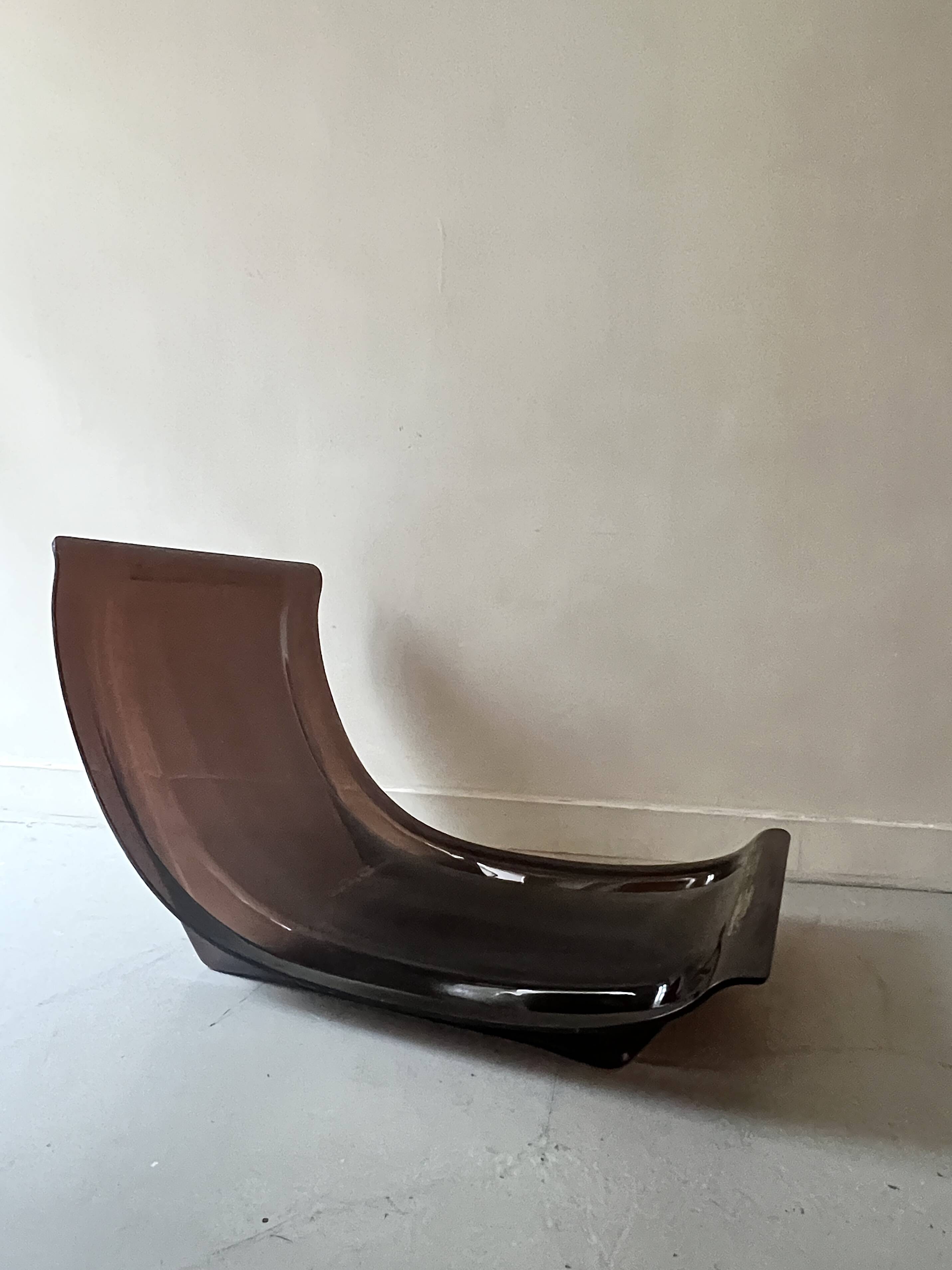 Chauffeuse Marsala en plexiglas fumé & velours ras marron, Ligne roset 1970
