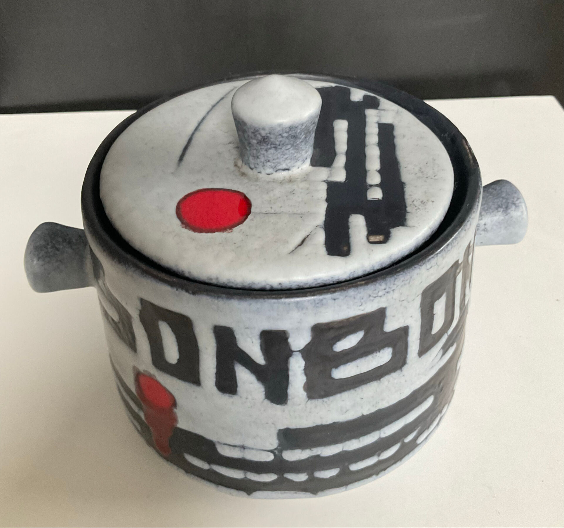 Vintage ceramic bonbonnière from Vallauris, signed.