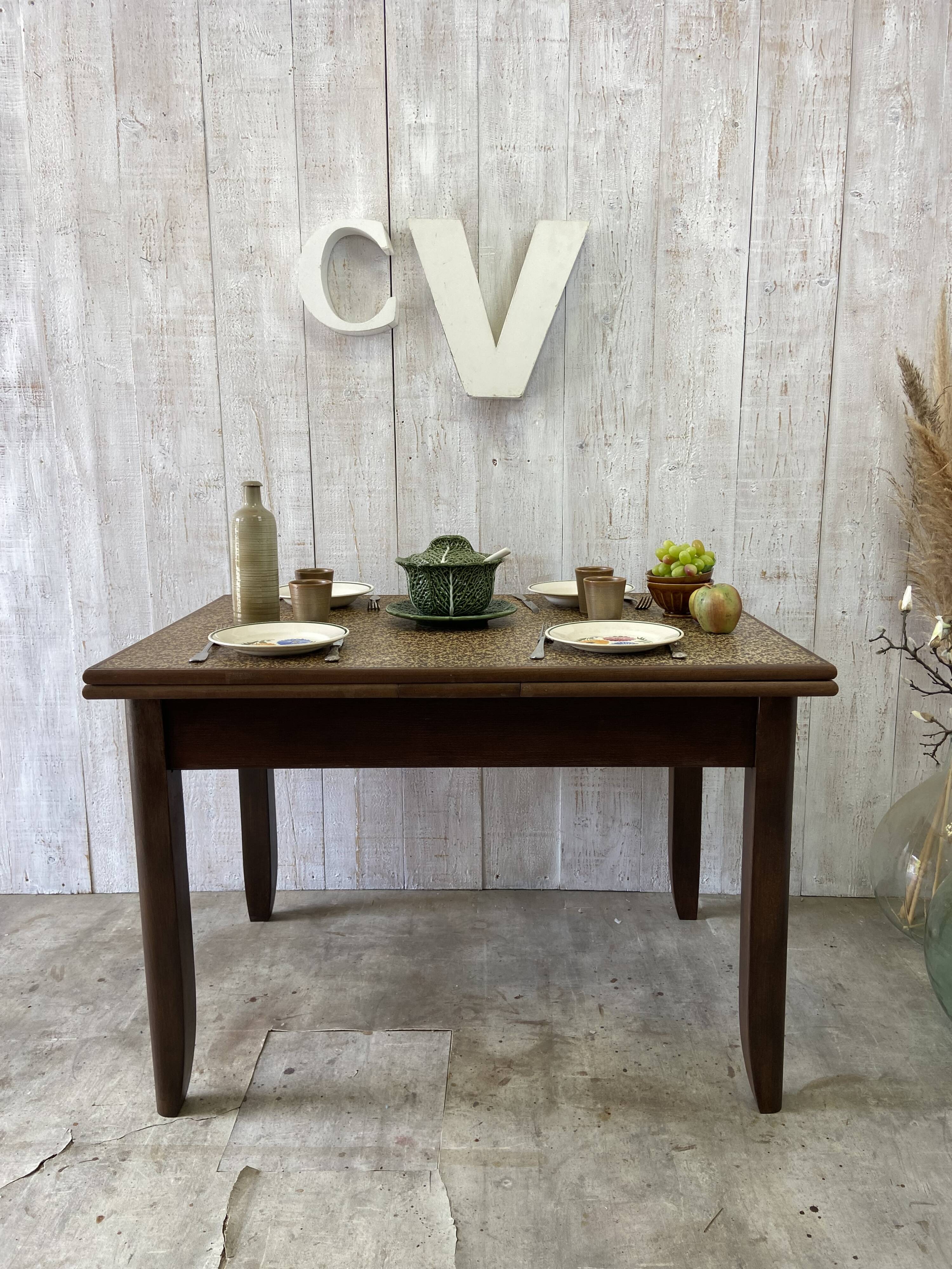 Extendable farm table