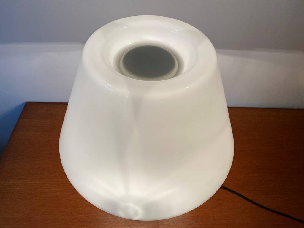 Guzzini lamp, white lacquered metal, height 55cm, 1970s vintage