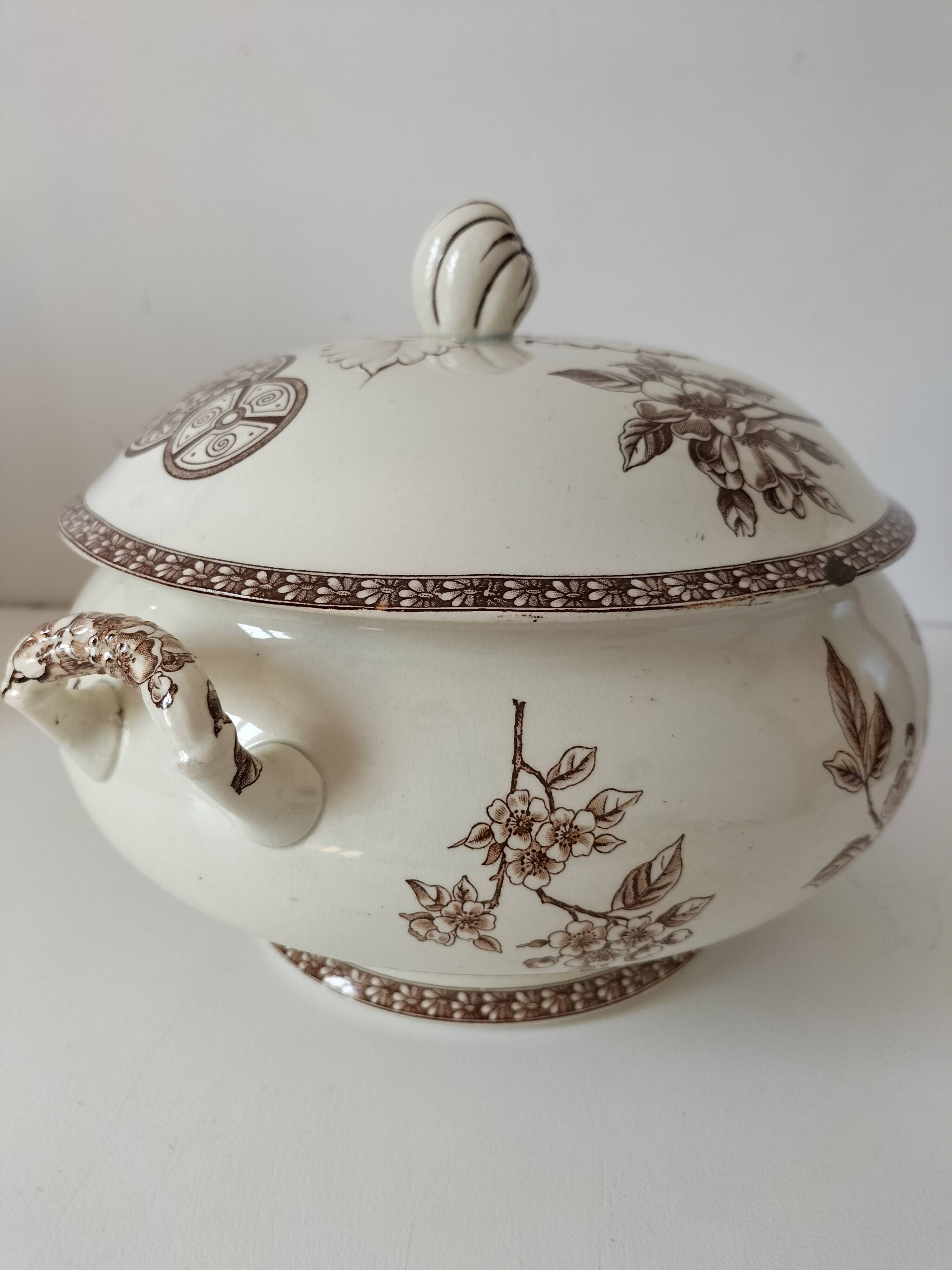 Soupière ancienne en terre de fer – décor "Marguerite", Grand Dépôt Paris