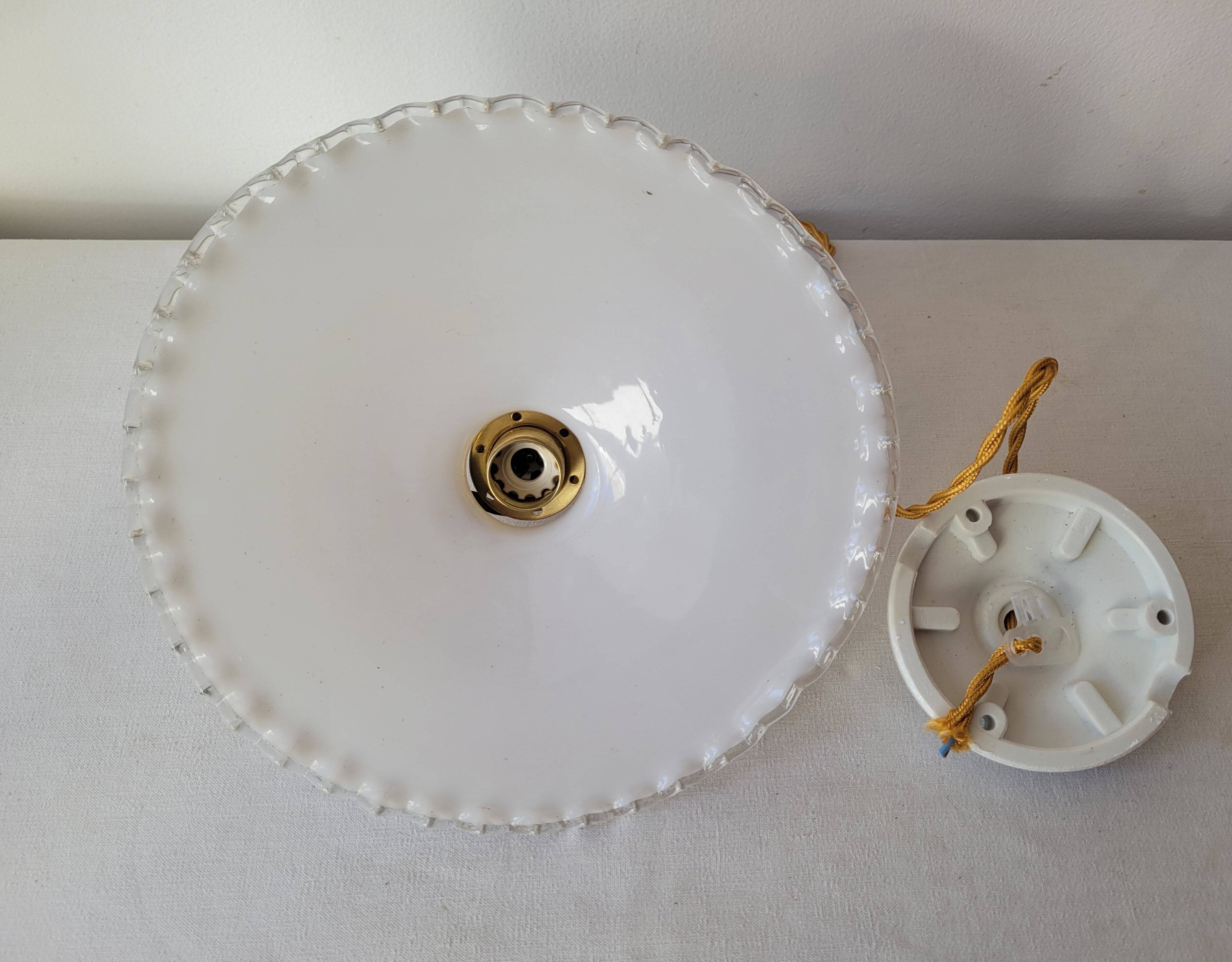 Pendant in serrated opaline