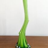 Vase cannelé en verre vert italien en forme de tige courbée, avec pied d'éléphant