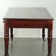 Bureau d'écriture anglais ancien de la fin du 19e siècle avec une couleur chaude.