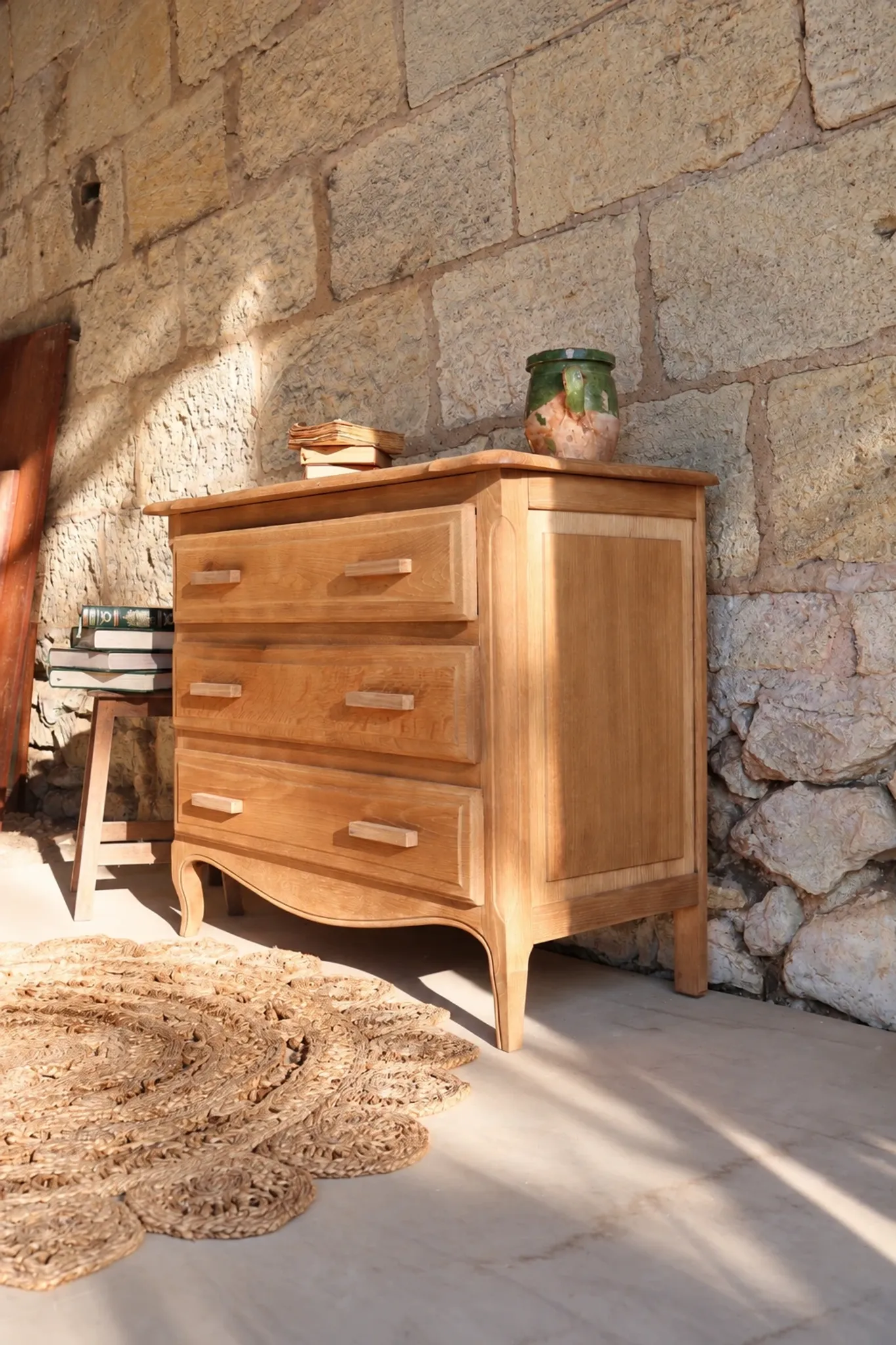 Small antique chest of drawers in light oak – 3 drawers