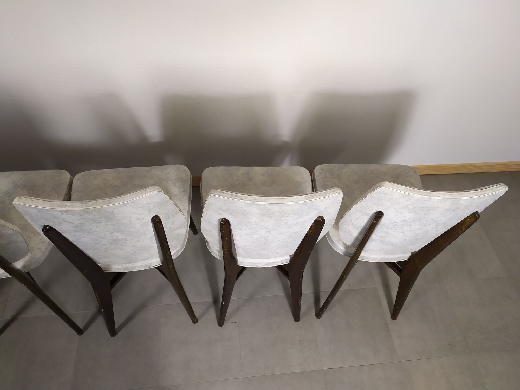 suite of 6 wooden chair and marbled grey white skai