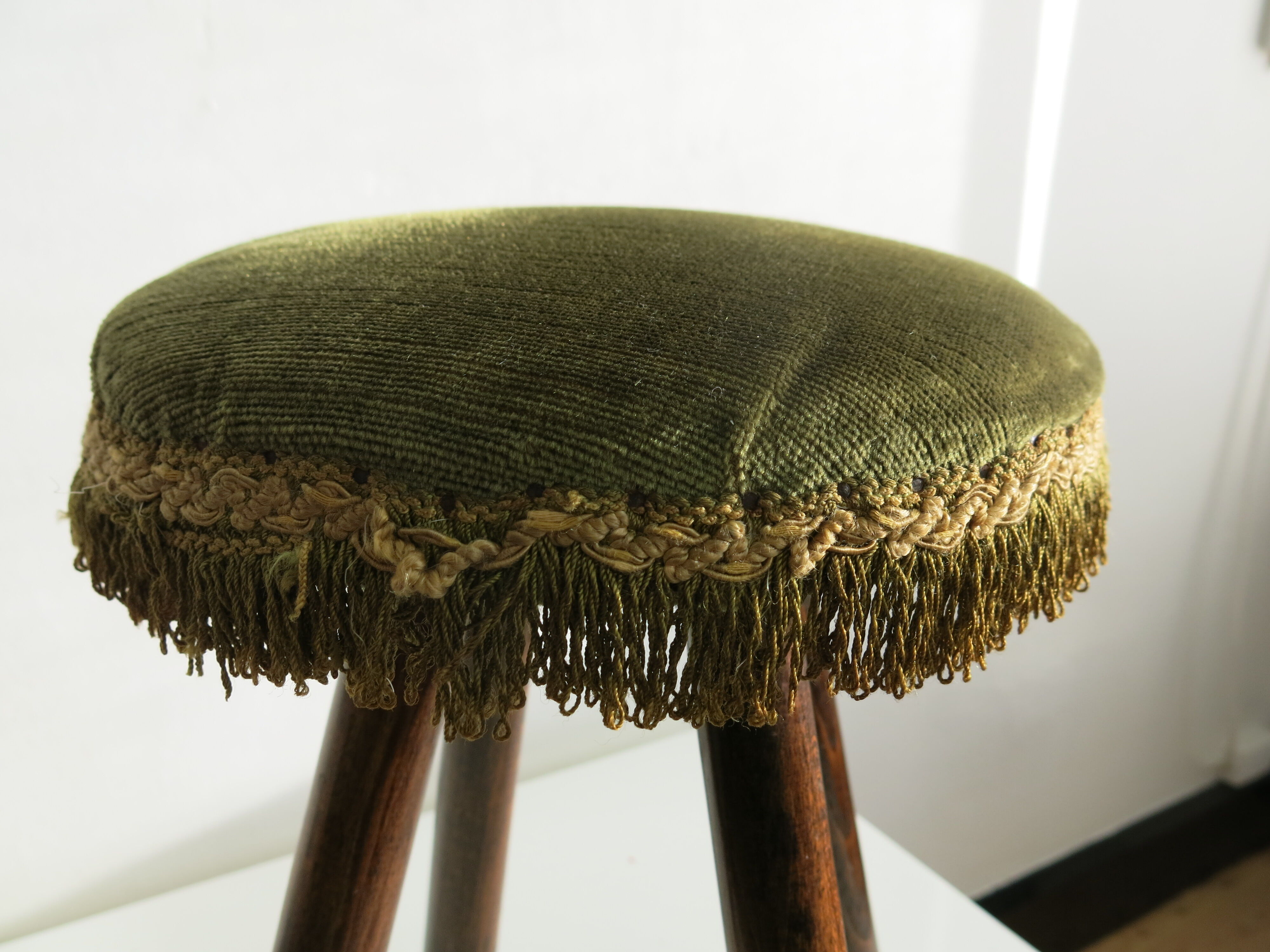 Tabouret en bois et velours à franges