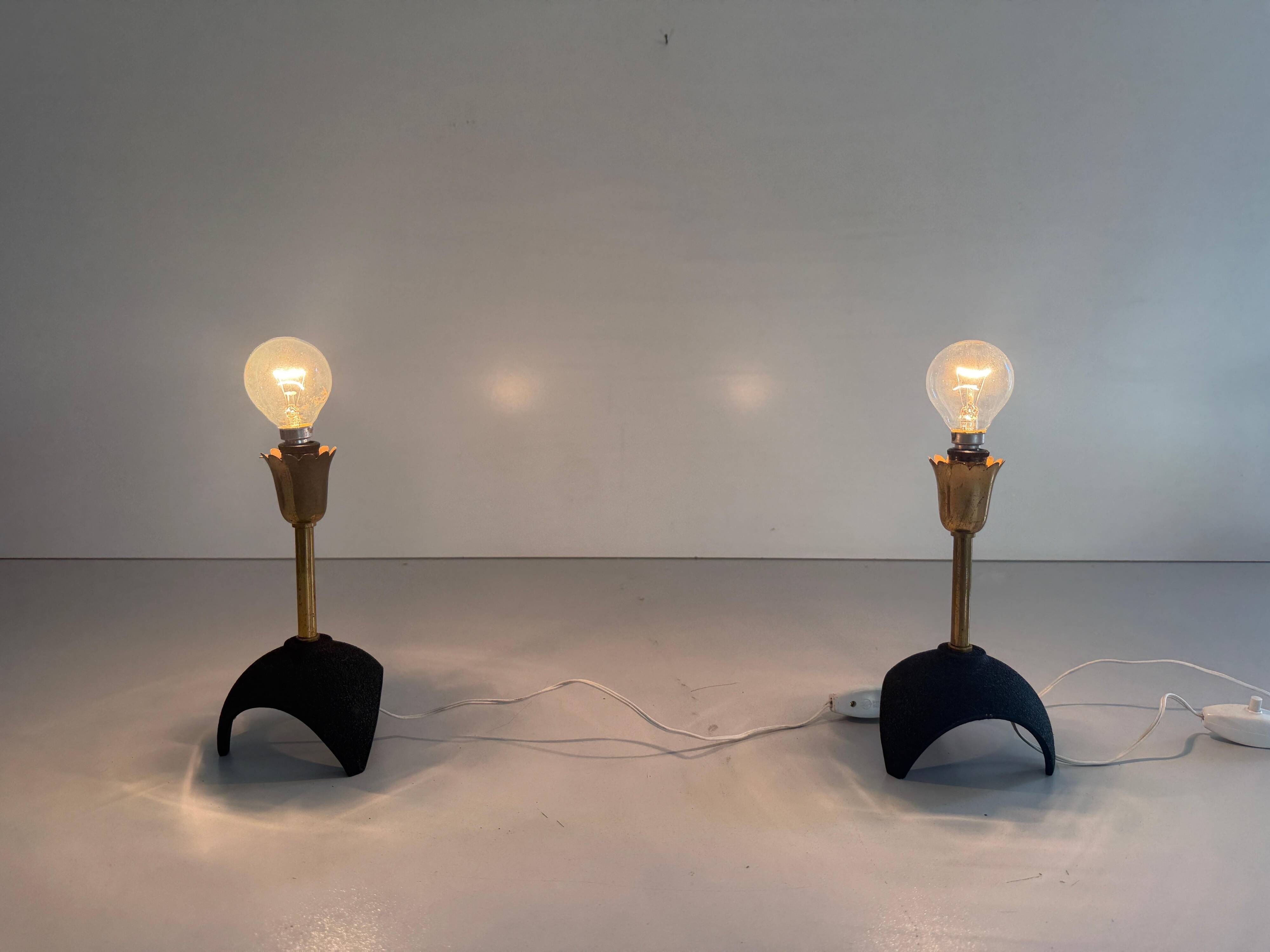 Pair of mid-century bedside lamps in brass and black metal, 1960, Italy.