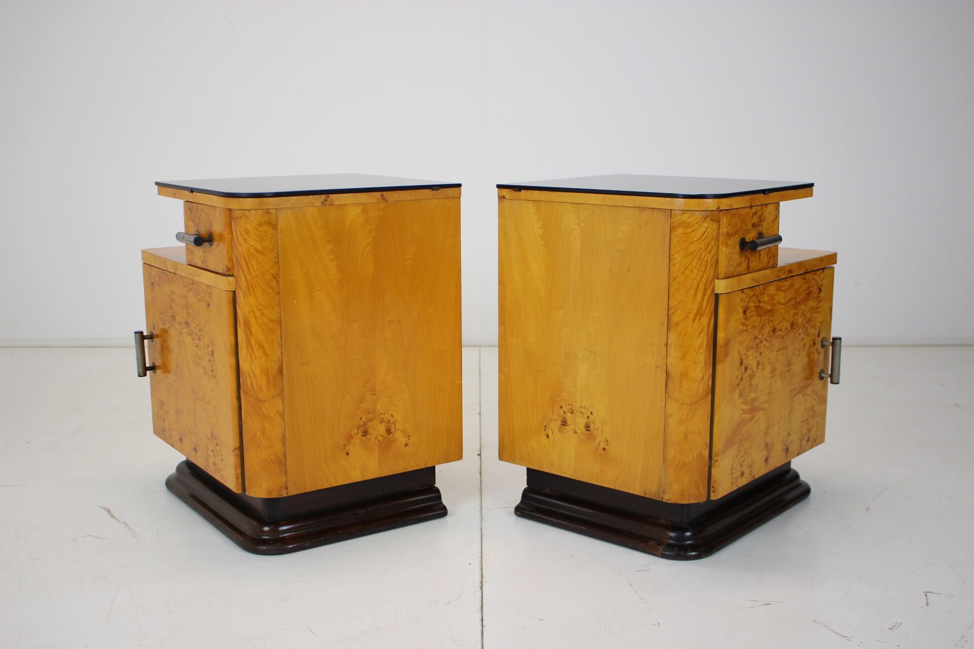 Ensemble de deux tables de chevet conçues par Jindřich Halabala pour UP závody, années 1950.