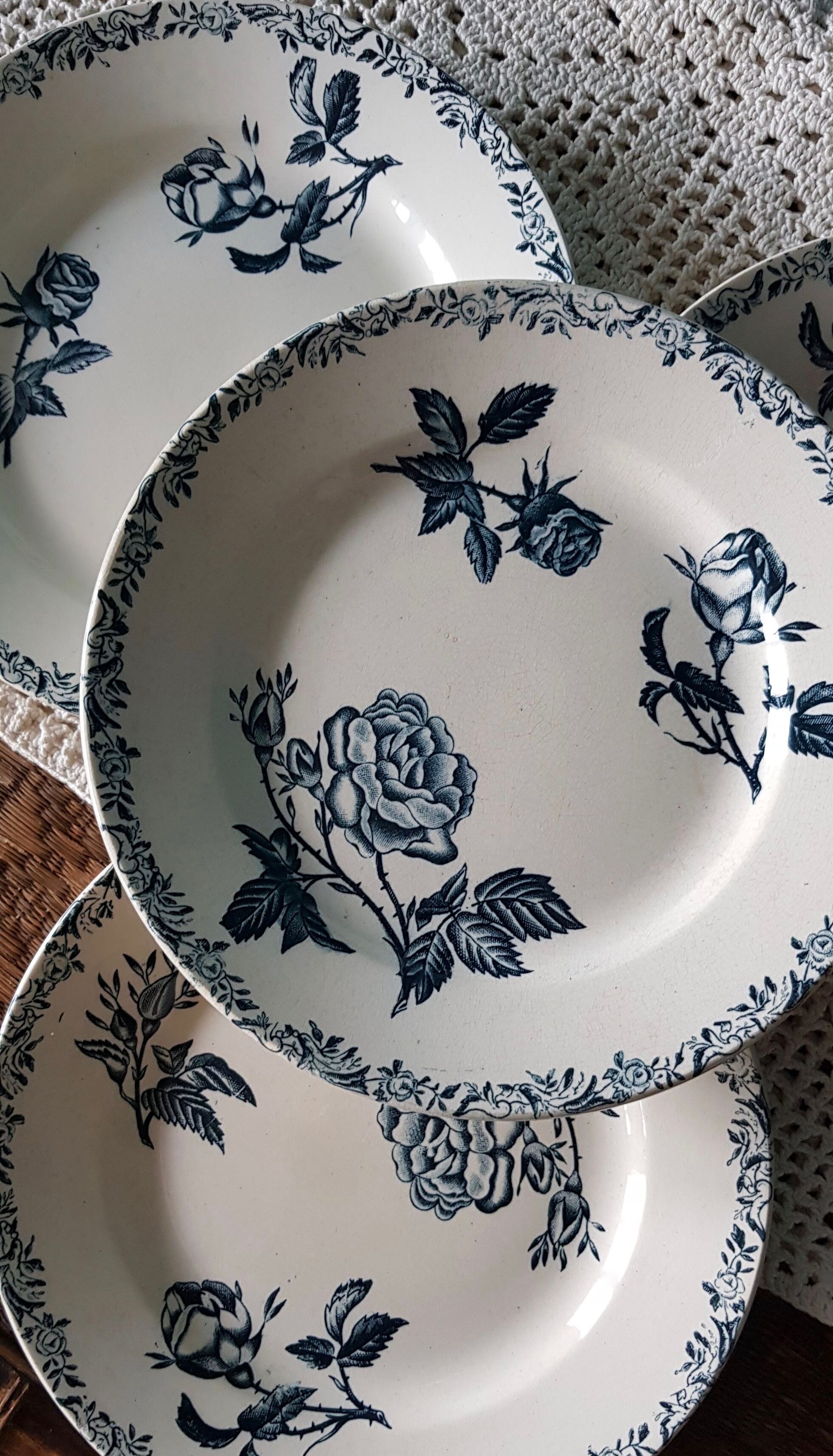Set of 4 plates old blue flowers on cream background