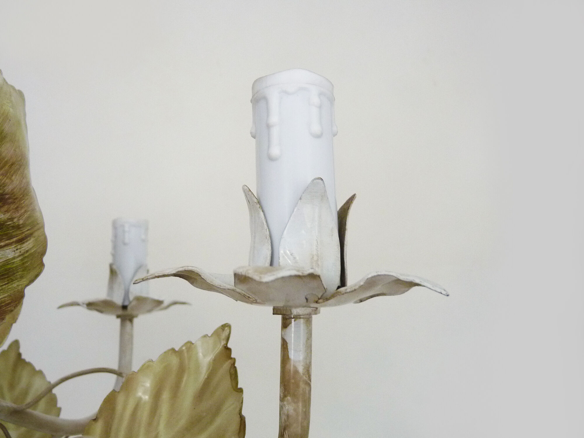 Painted metal chandelier decorated with pink and foliage with 5 lights. Year 80 90