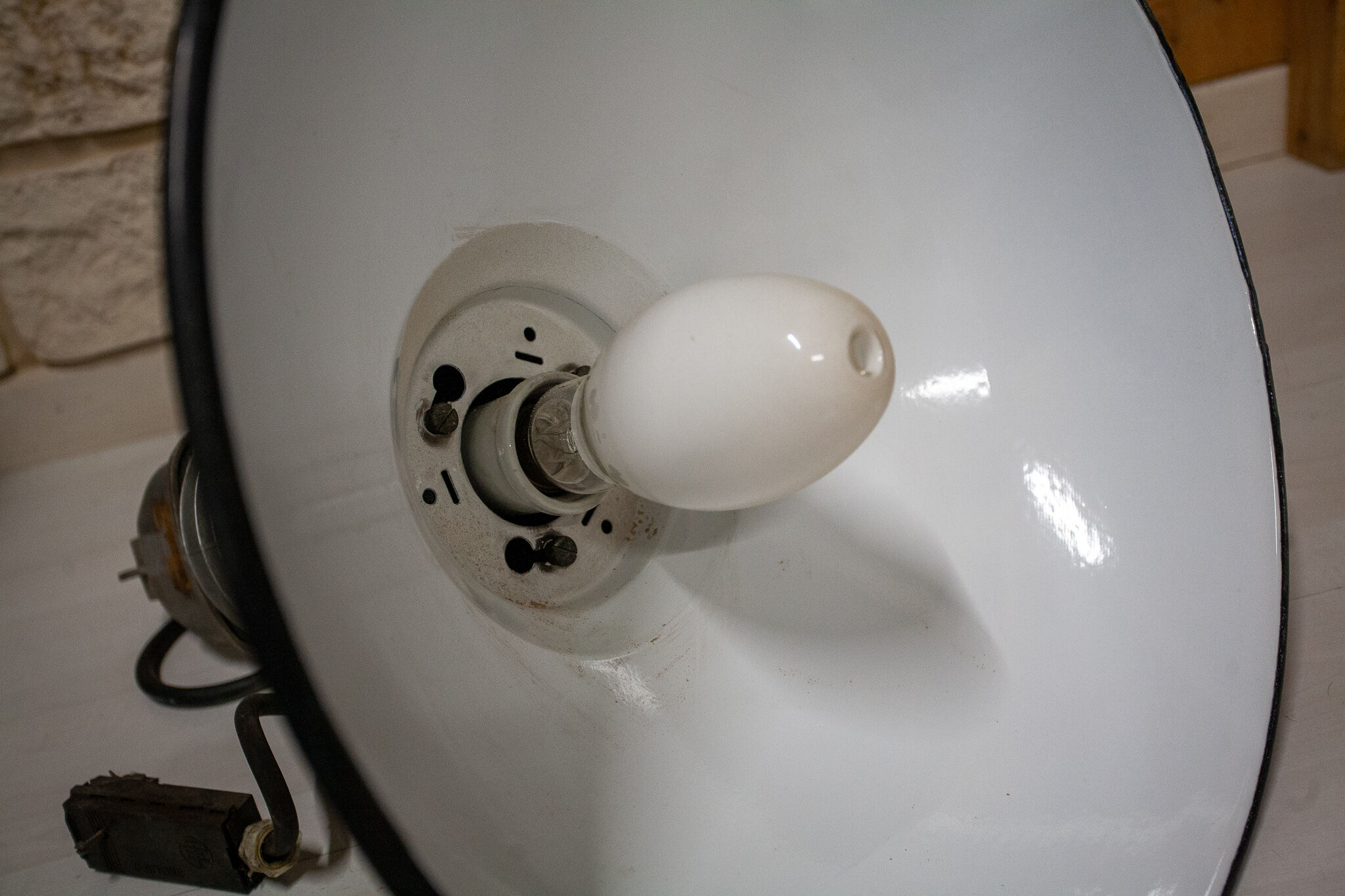 Industrial lamp suspension