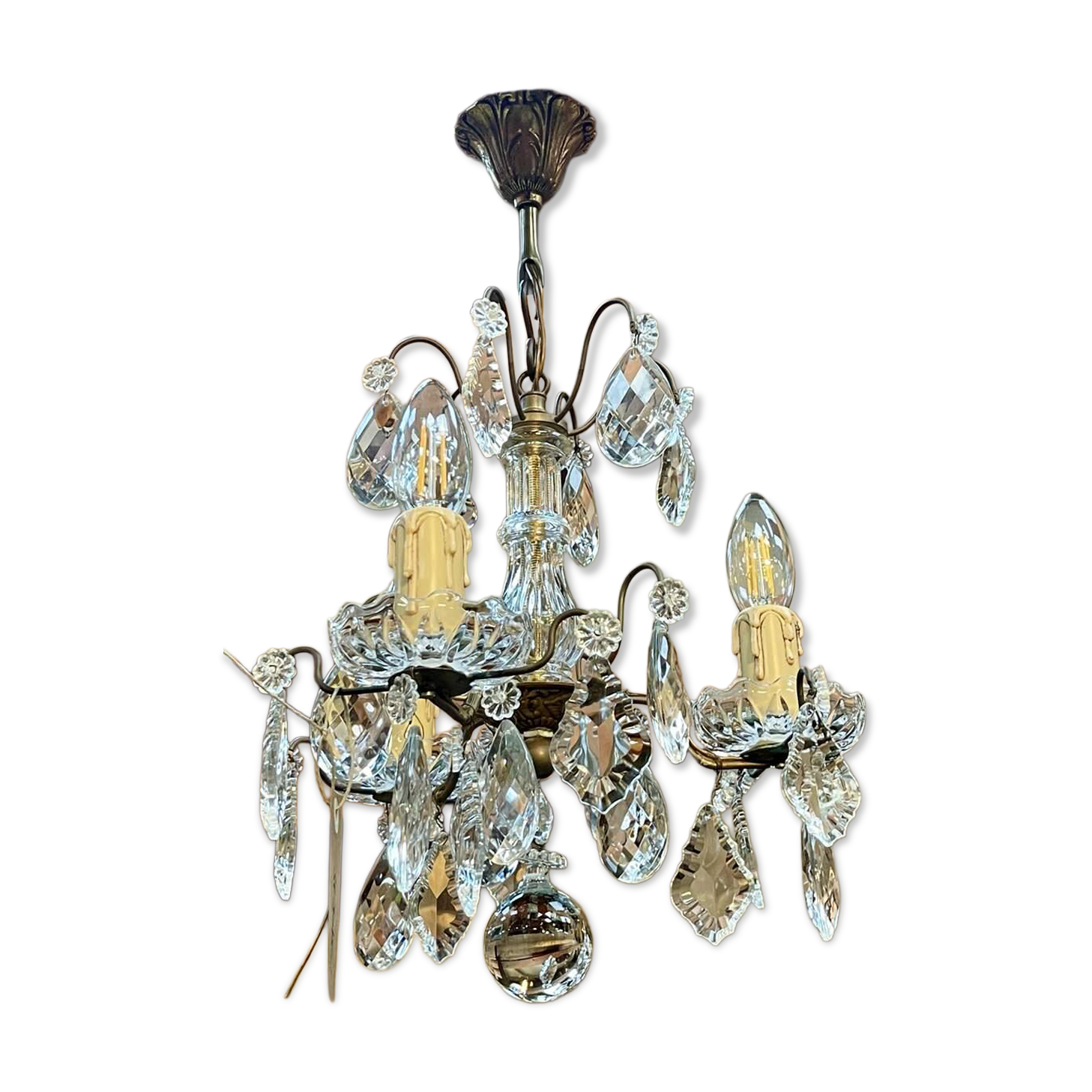 Three-light chandelier in bronze and cut crystal, early 20th century work.