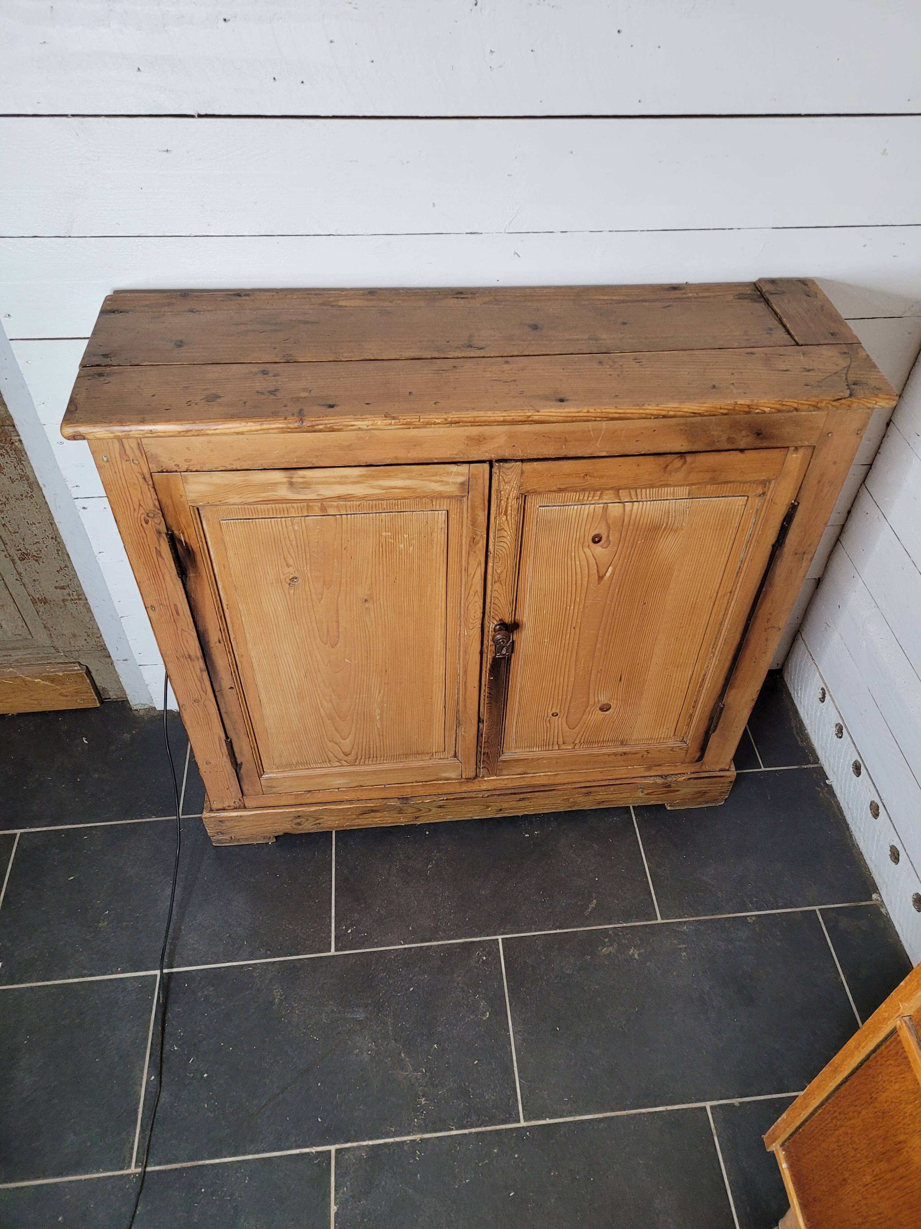 Old 2-door fir sideboard, 104×31cms