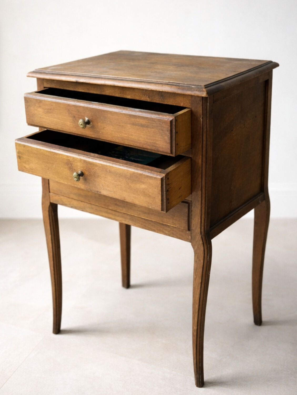 Chevet ancien en bois – 3 tiroirs – pieds galbés – esprit maison de fa