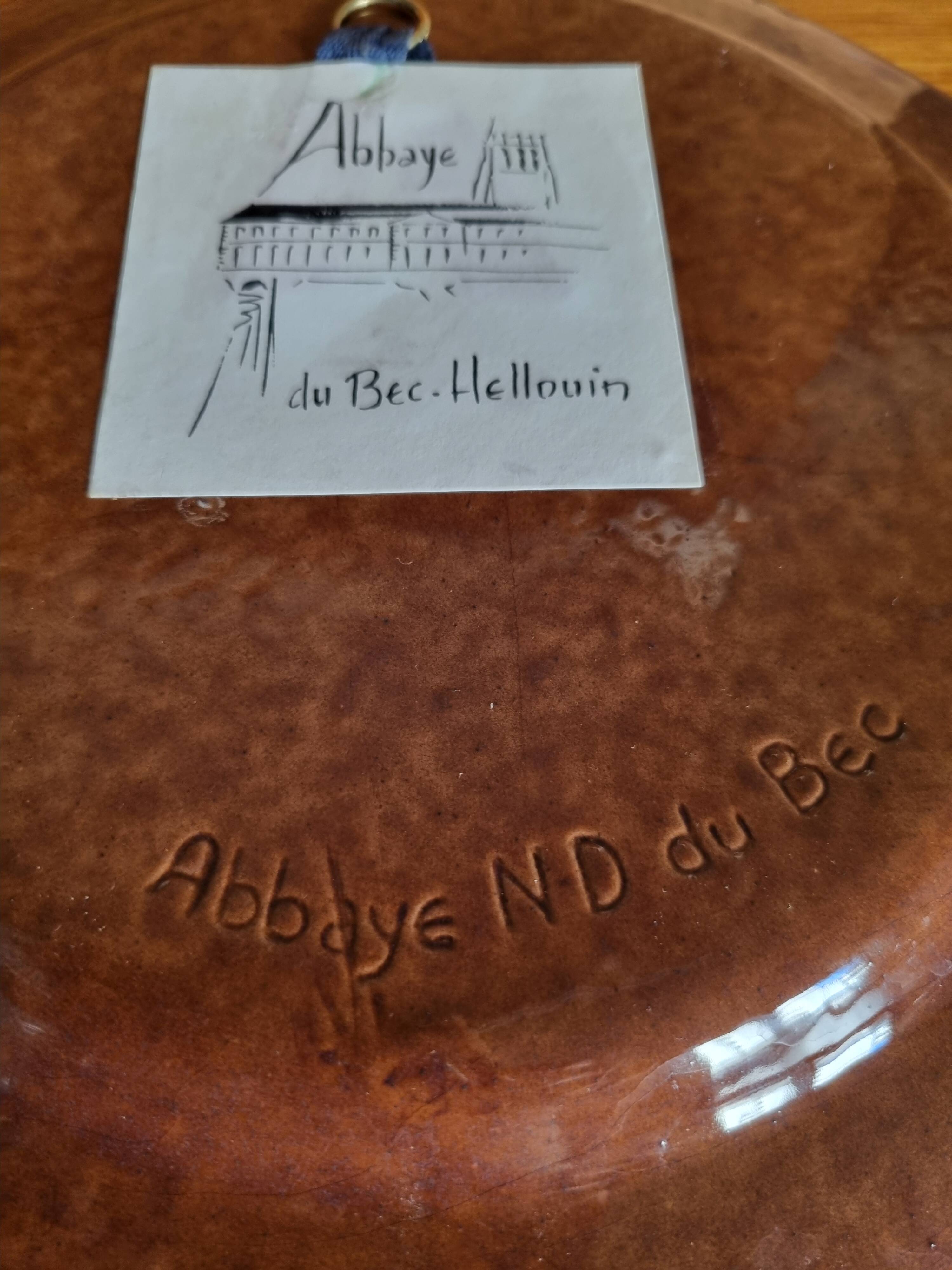 Assiette octogonale artisanale de l'Abbaye Notre-Dame du Bec Hellouin