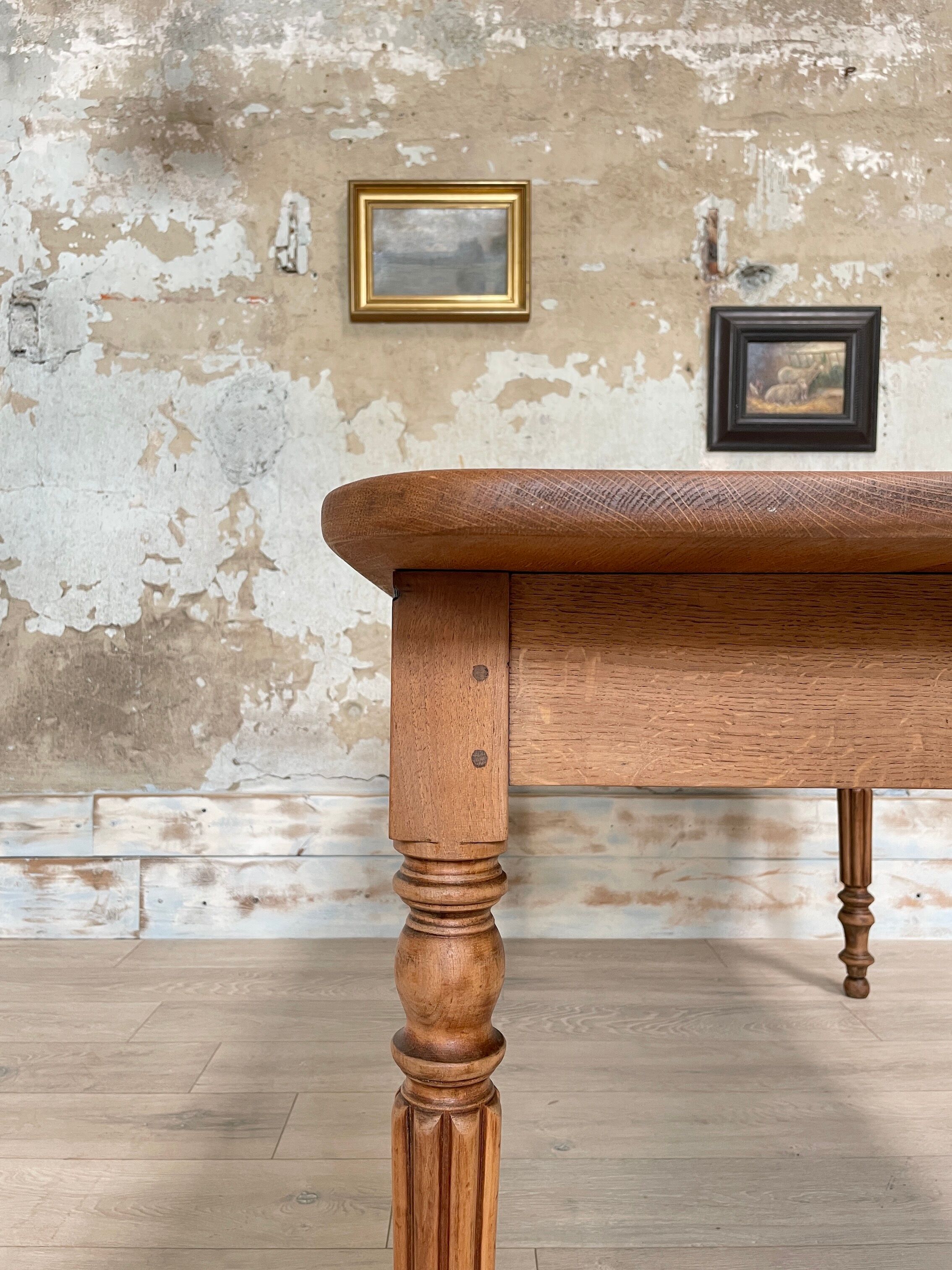 Table with turned legs in solid wood