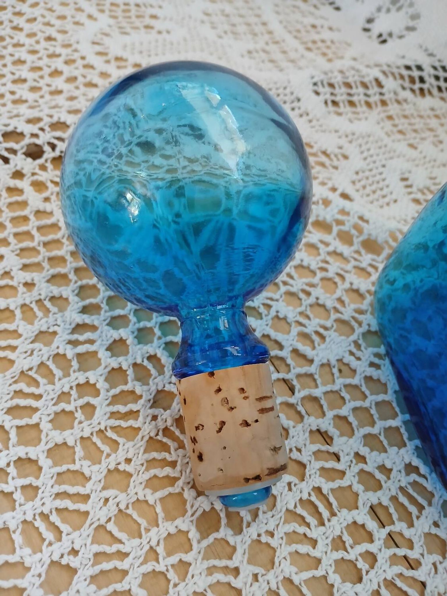 Carafe en verre bosselé bleu