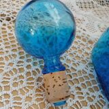 Carafe en verre bosselé bleu