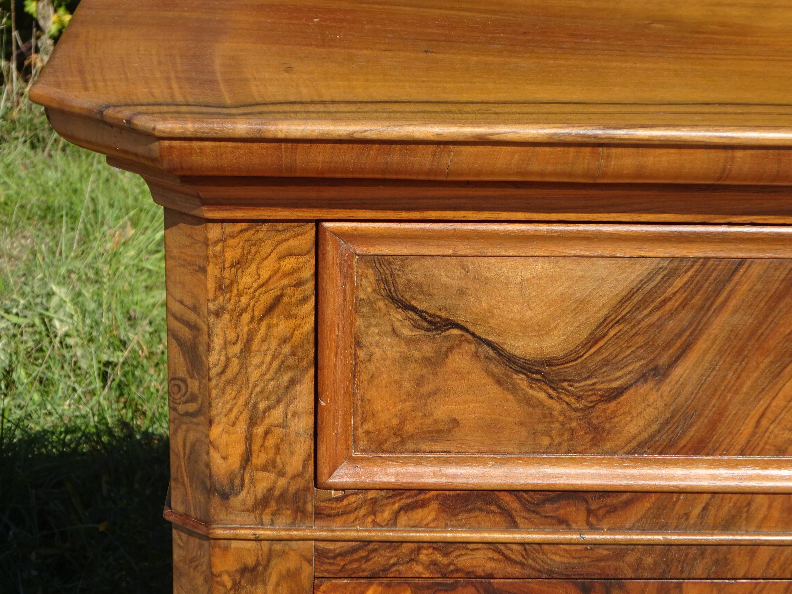 Commode en noyer et ronce de noyer style Louis Philippe